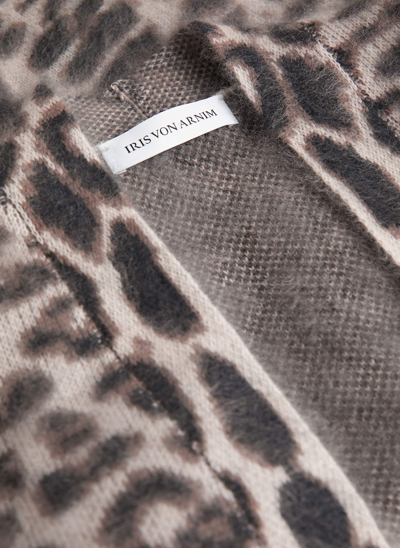 IRIS von ARNIM Strickhülle CECYLIA aus Cashmere: HELLGRAU / SCHWARZ / BRAUN