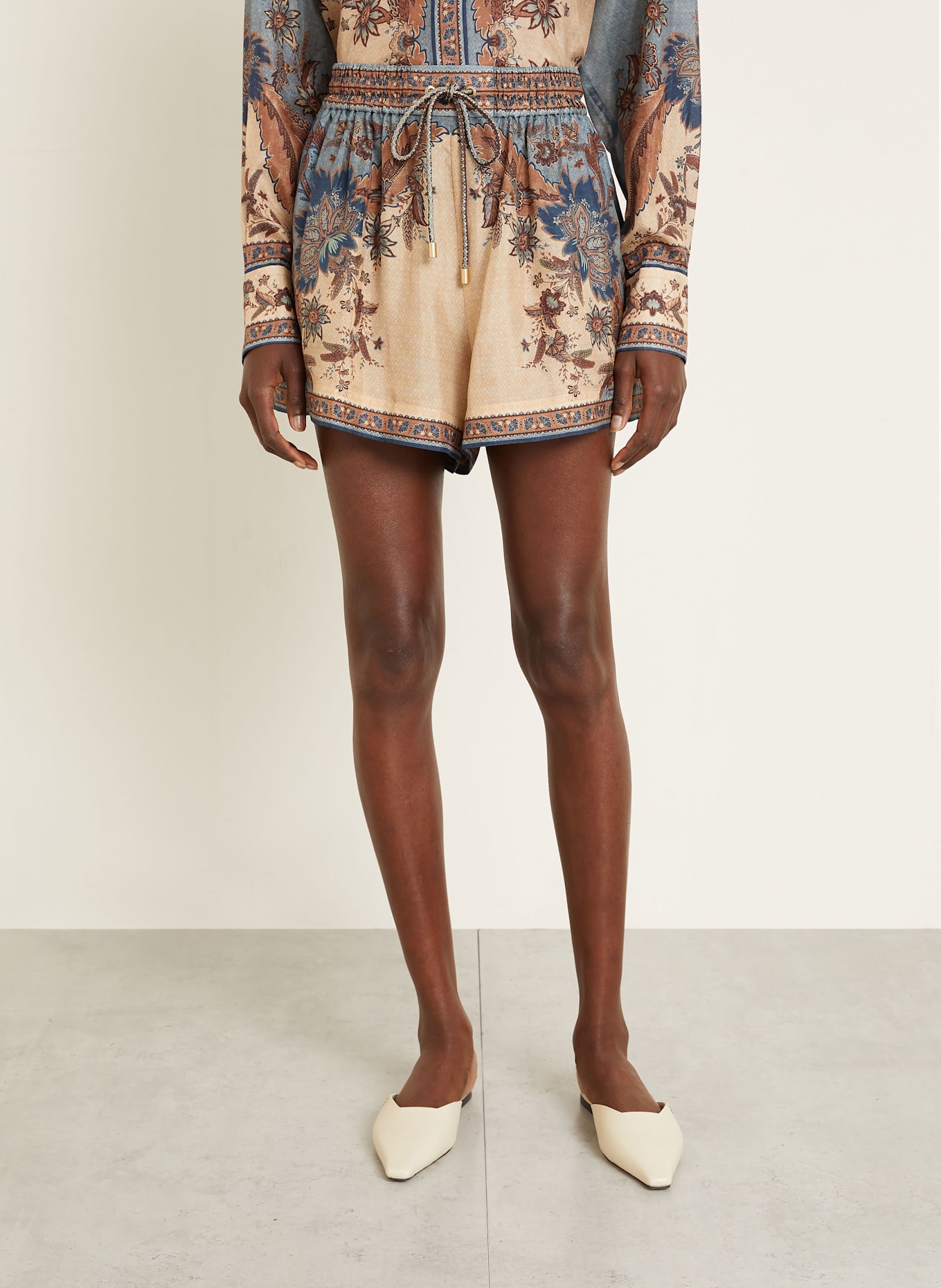 ZIMMERMANN Seidenshorts ASCENSION: BRAUN / BLAUGRAU / CREME