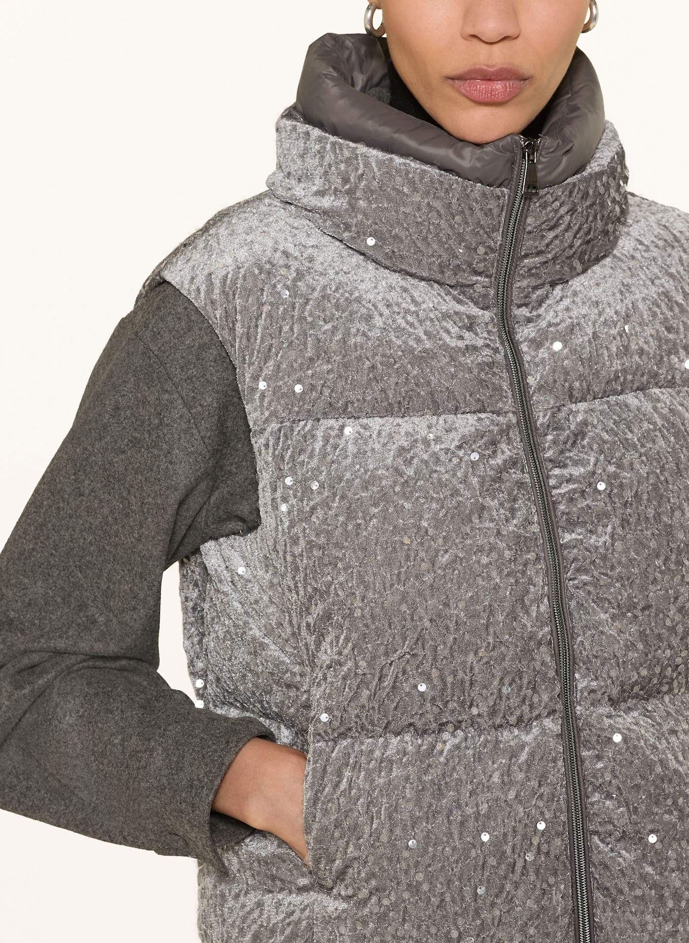 LUISA CERANO Peříčková vesta s flitry: ŠEDÁ