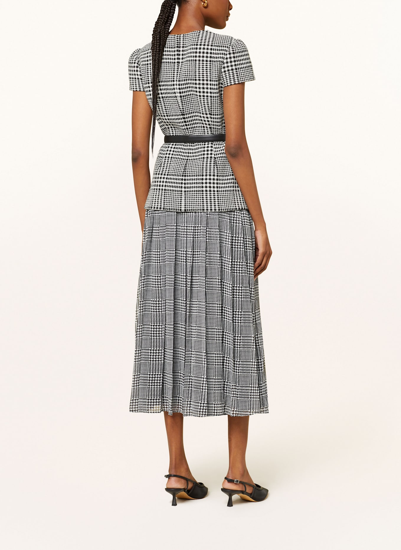 self-portrait Kleid im Materialmix mit Plissees: SCHWARZ / WEISS