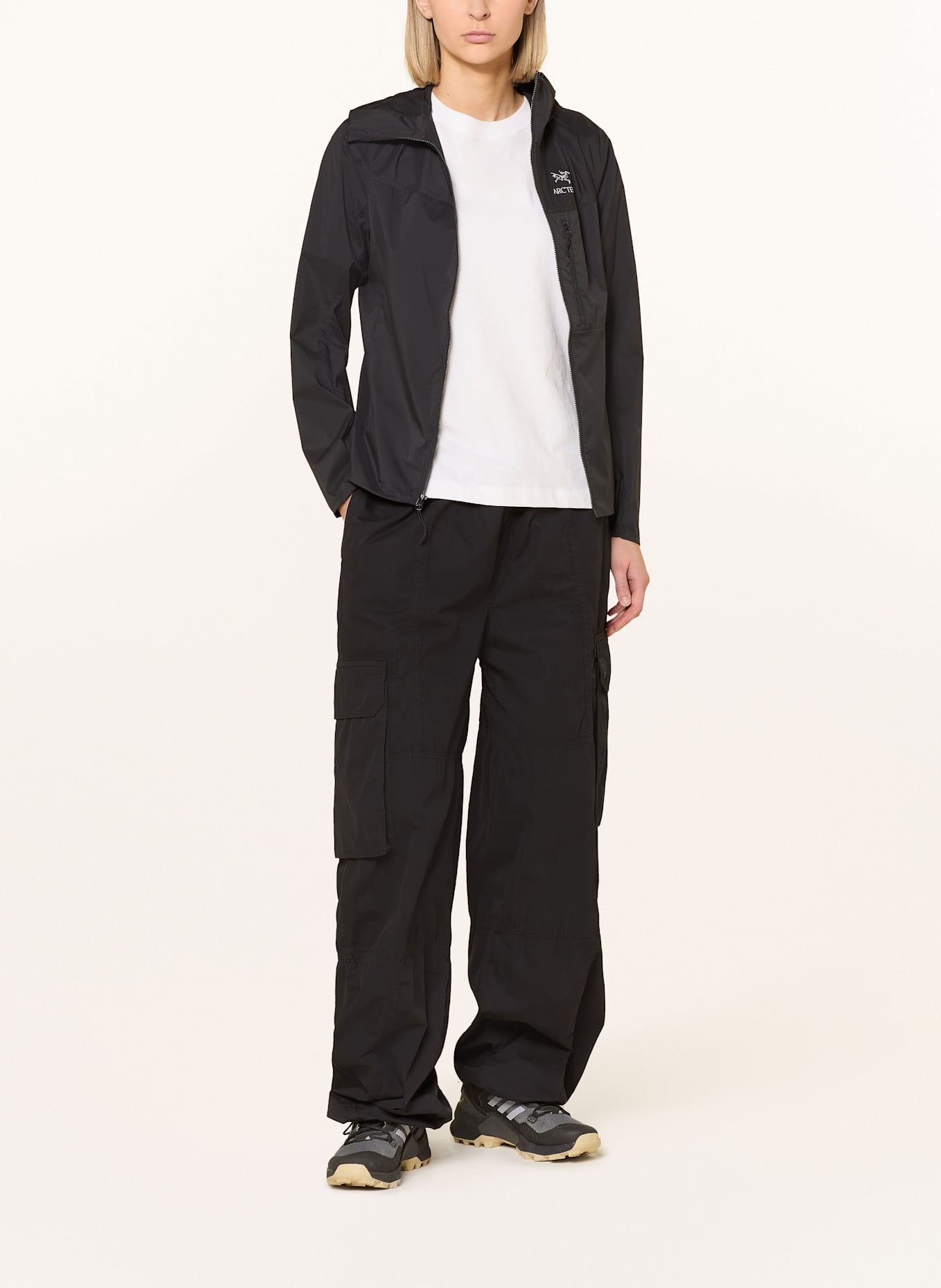 ARC'TERYX Windbreaker SQUAMISH HOODY: SCHWARZ