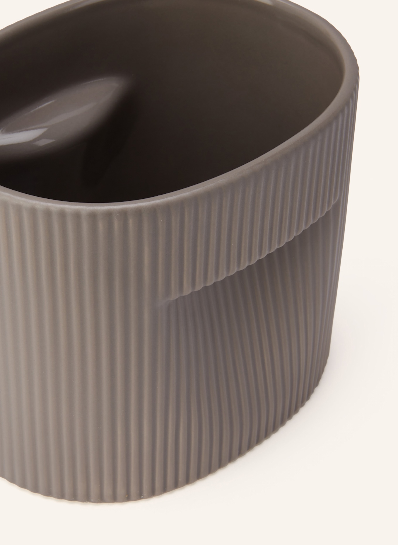 MUUTO Květináč RIDGE: ČERNOŠEDÁ
