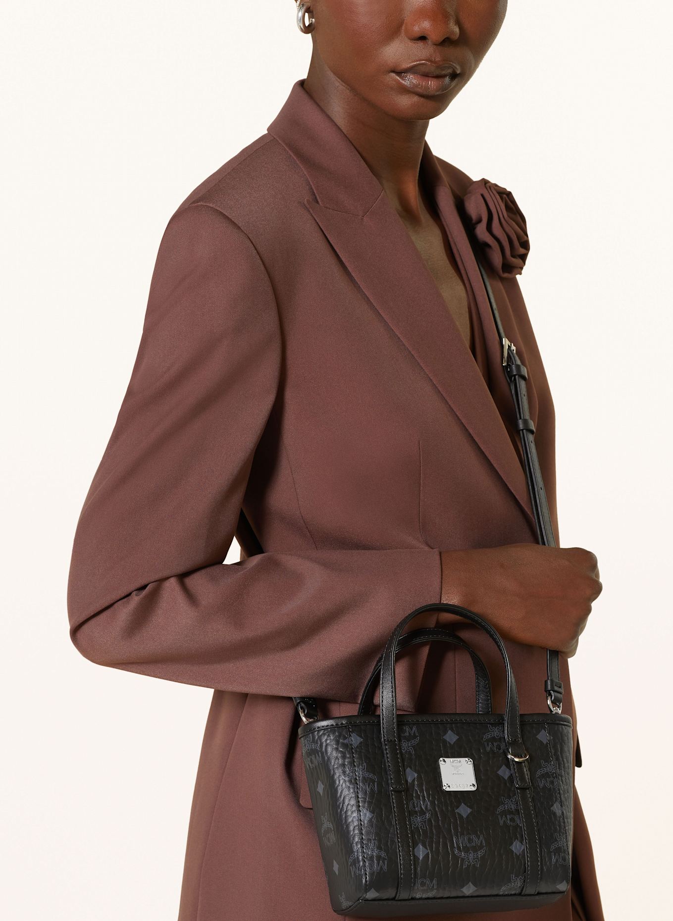 MCM Handtasche TONI VI: SCHWARZ/ GRAU