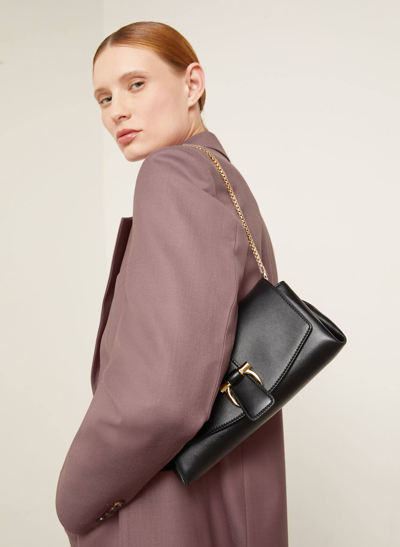 FERRAGAMO Umhängetasche SIENA: SCHWARZ