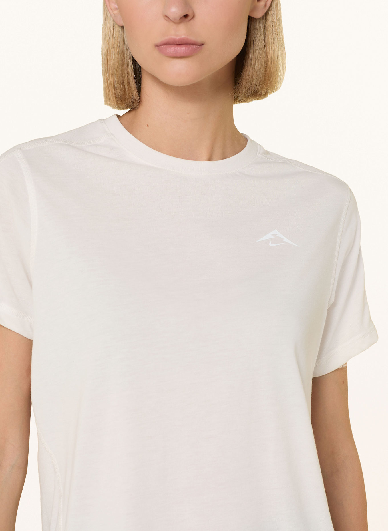 Nike Běžecké tričko TRAIL DRI-FIT: BÍLÁ