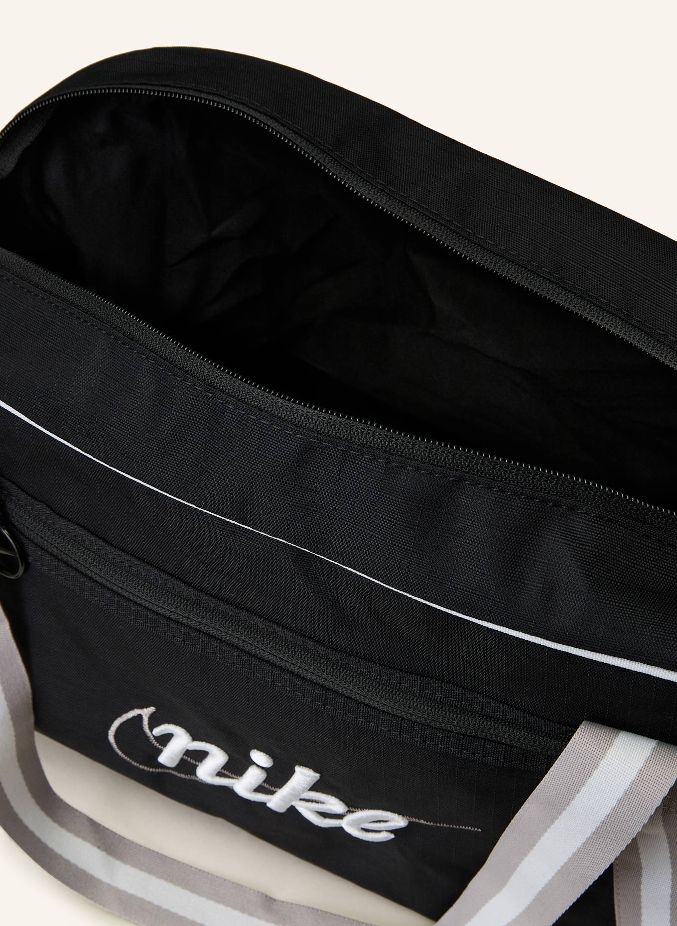 Nike Torba sportowa GYM CLUB: CZARNY / BIAŁY