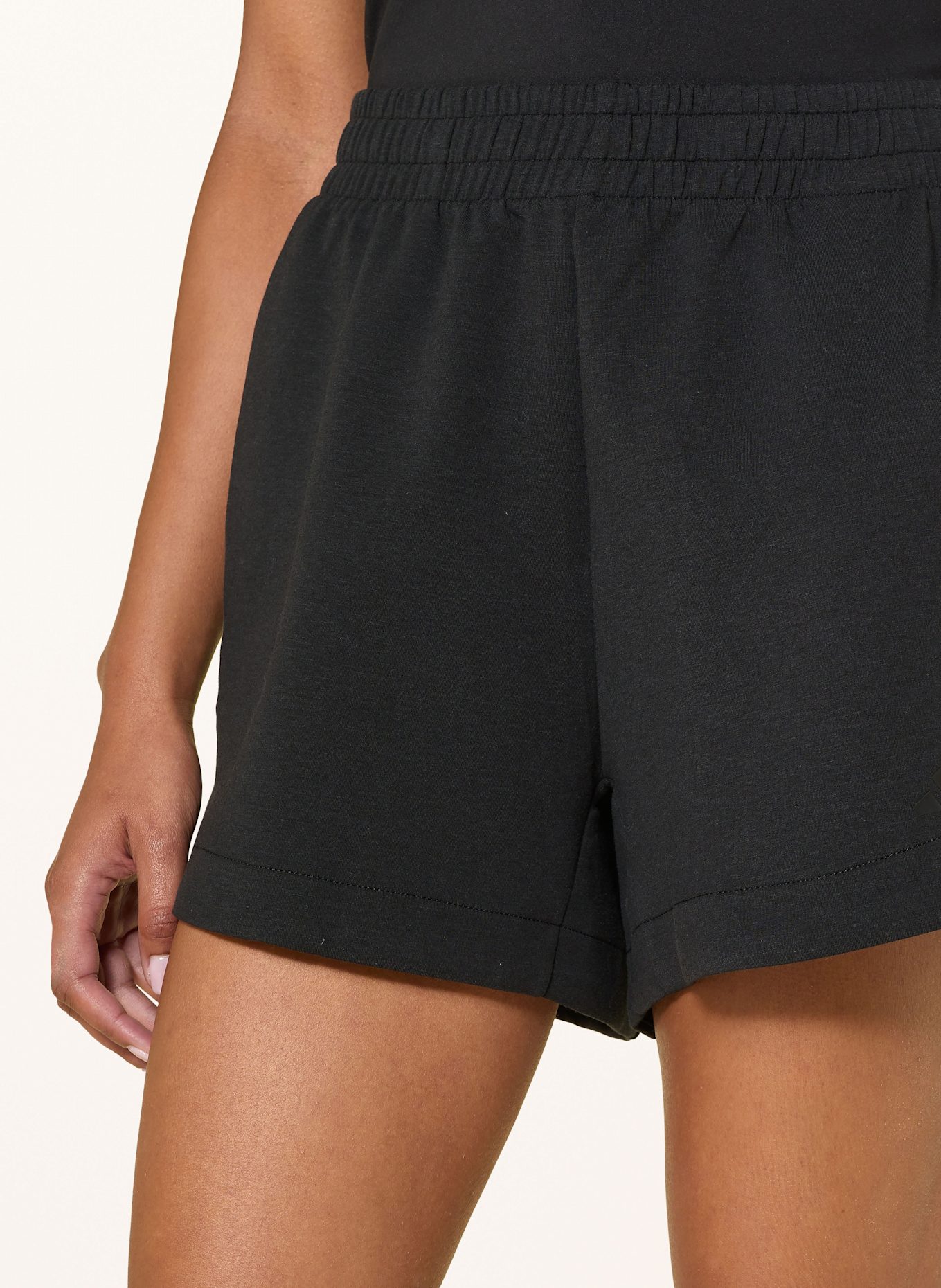 adidas Weiche Lux Loose Shorts: SCHWARZ