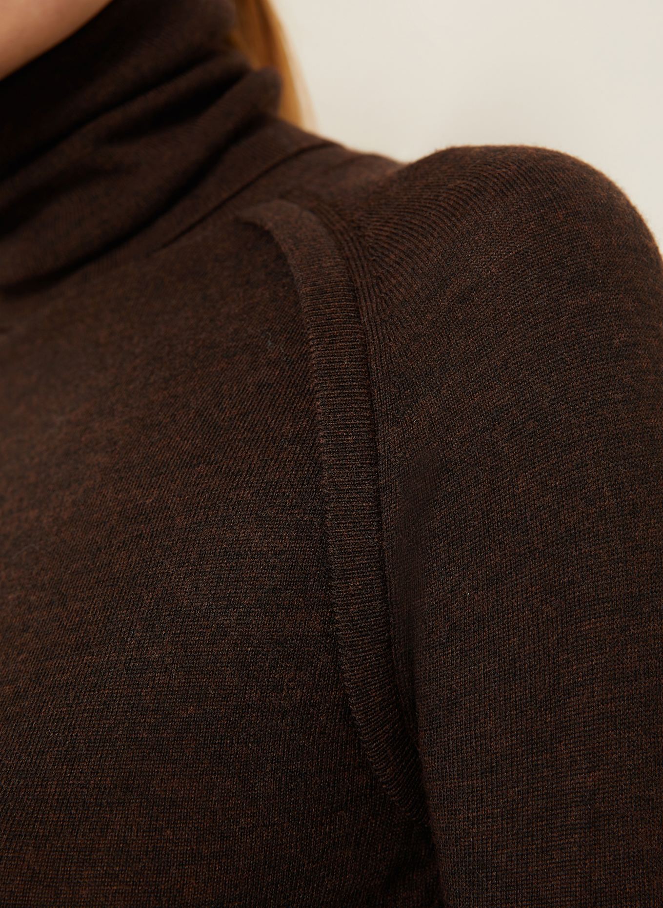 VICTORIA BECKHAM Rollkragenpullover aus Merinowolle: DUNKELBRAUN