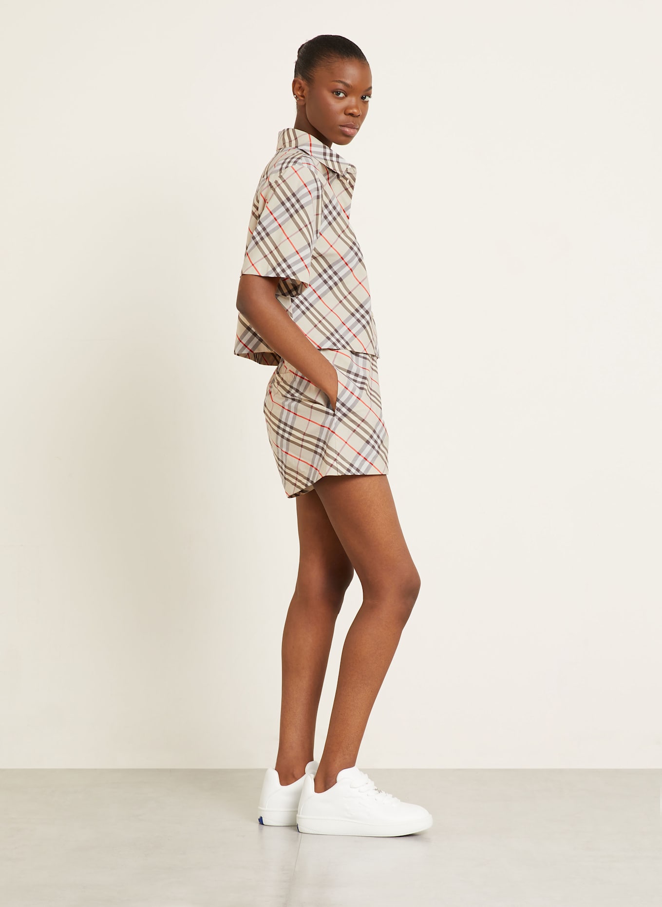 BURBERRY Szorty: KREMOWY/ CZARNY/ CZERWONY