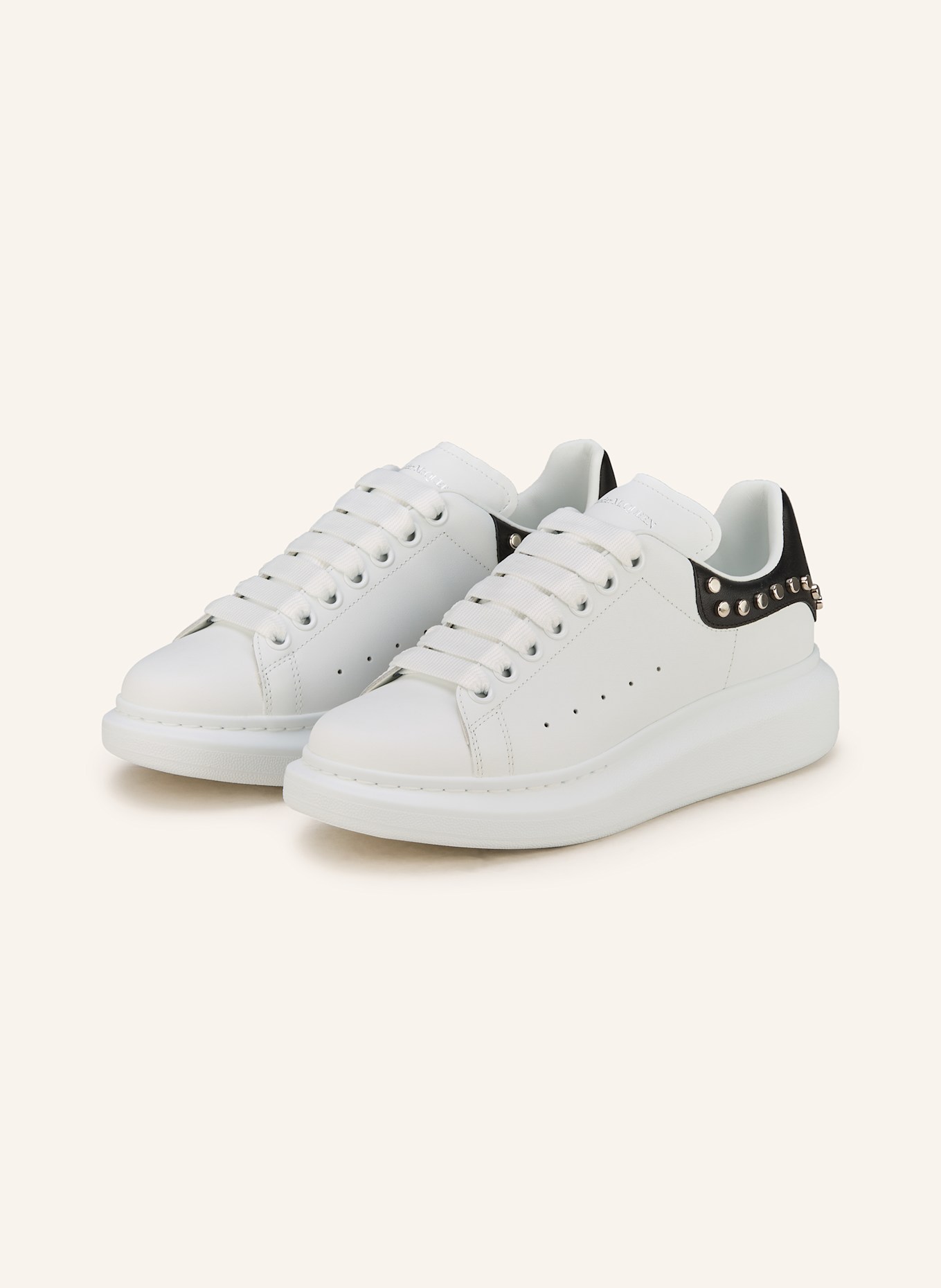 McQUEEN Sneaker mit Nieten: WEISS/ SCHWARZ