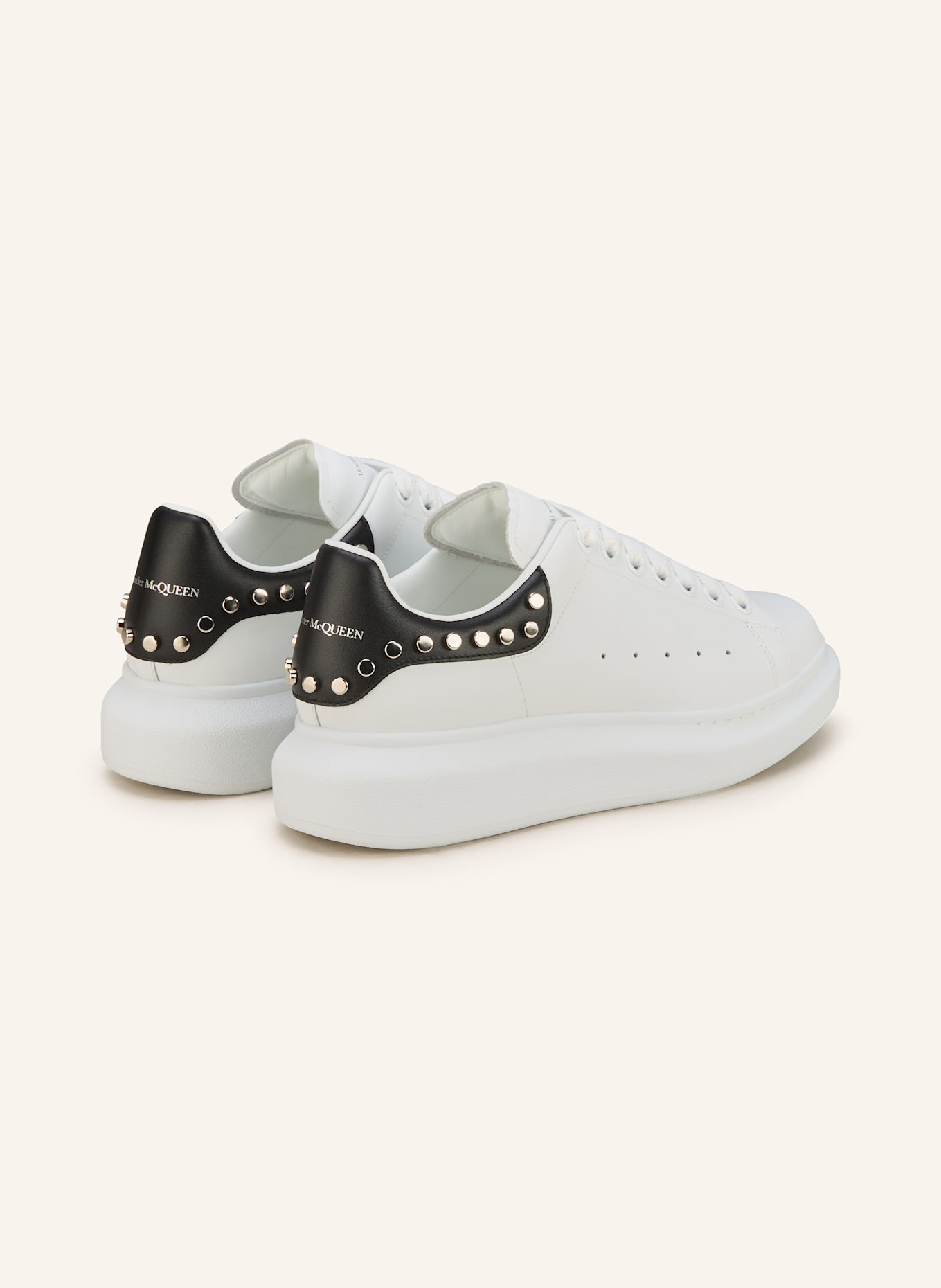 McQUEEN Sneaker mit Nieten: WEISS/ SCHWARZ