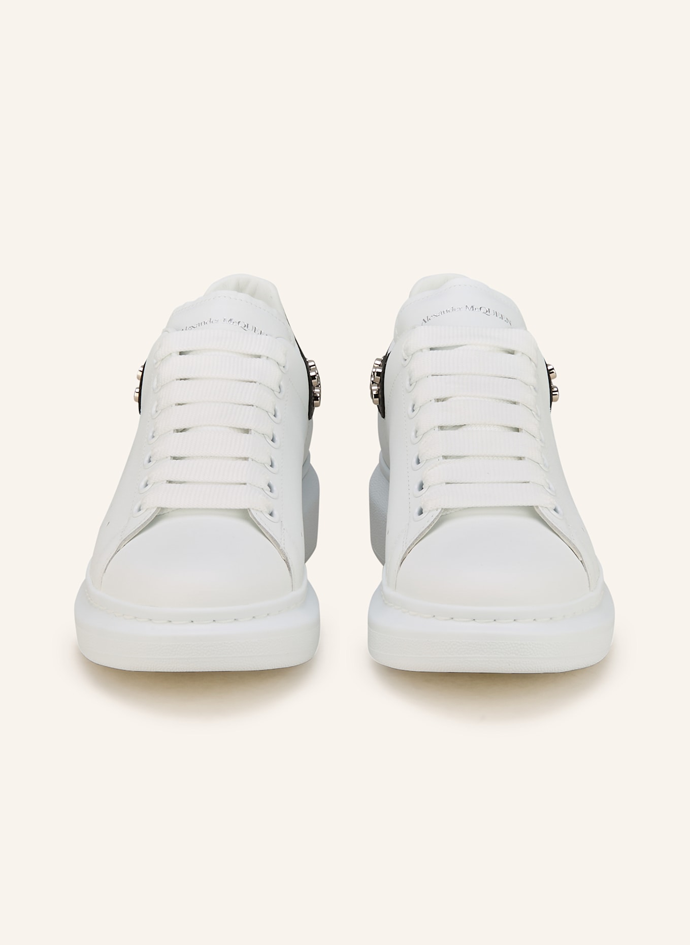 McQUEEN Sneaker mit Nieten: WEISS/ SCHWARZ