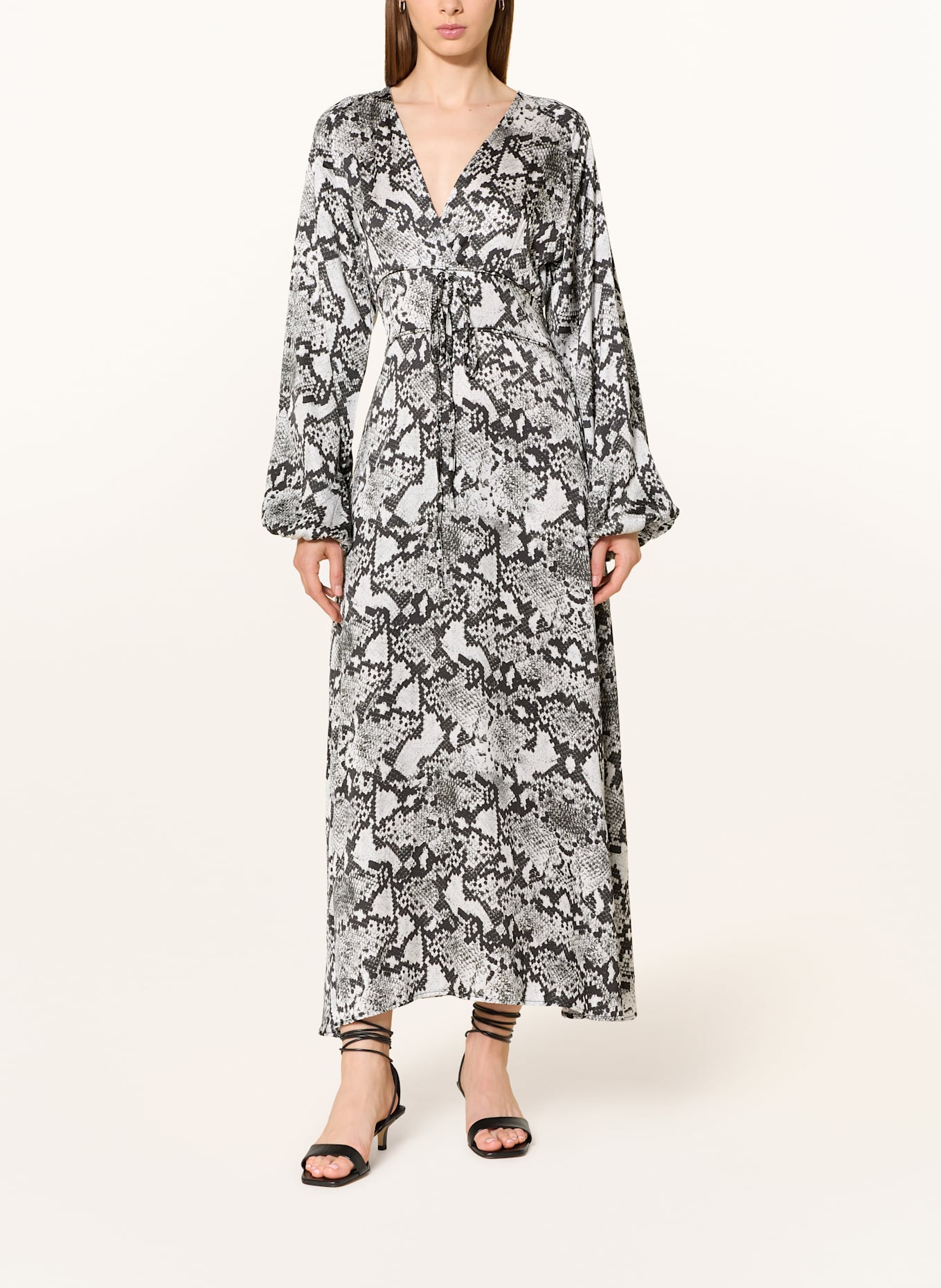 miss goodlife Satinkleid: SCHWARZ / HELLGRAU