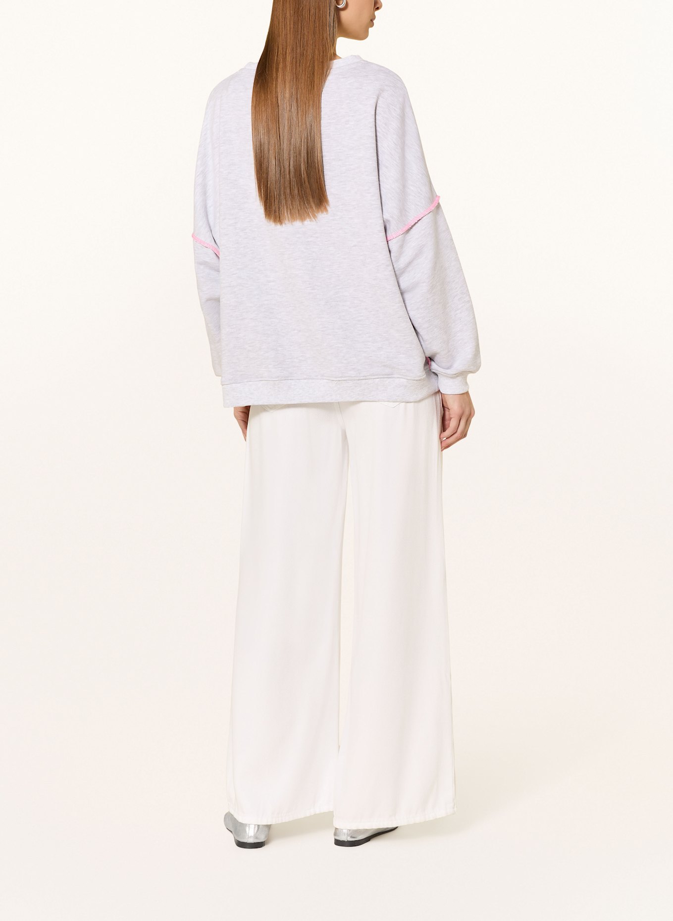 miss goodlife Oversized-Sweatshirt mit Schmucksteinen: HELLGRAU / NEONROSA
