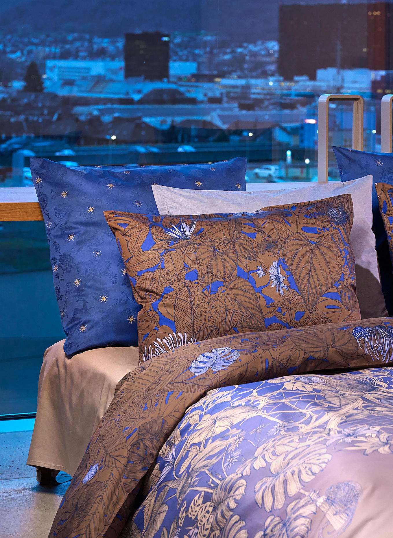 Christian Fischbacher Bettwäsche JACQUARD BLUE HOUR: DUNKELBLAU / HELLLILA / BRAUN