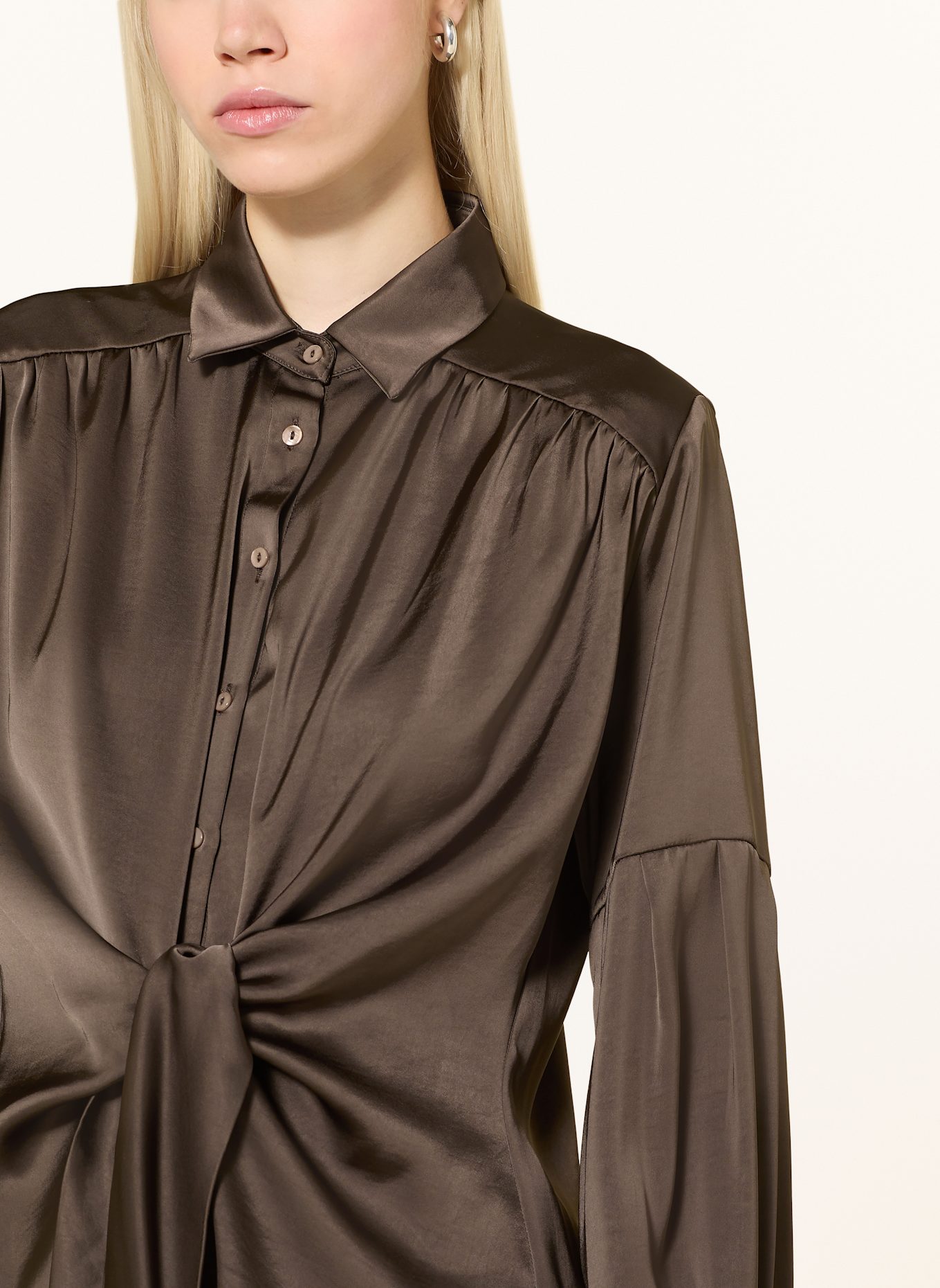 NEO NOIR Blusenshirt NAJA aus Satin: DUNKELBRAUN