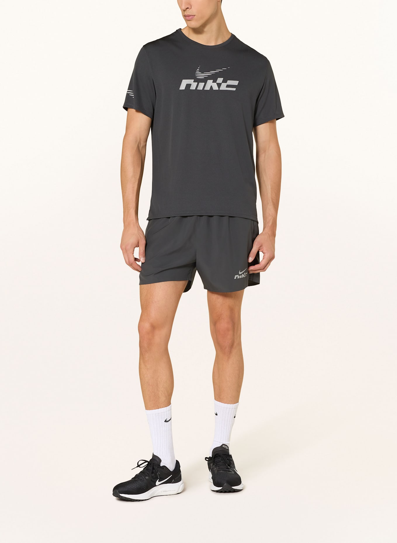 Nike Laufshirt MILER FLASH SS: DUNKELGRAU