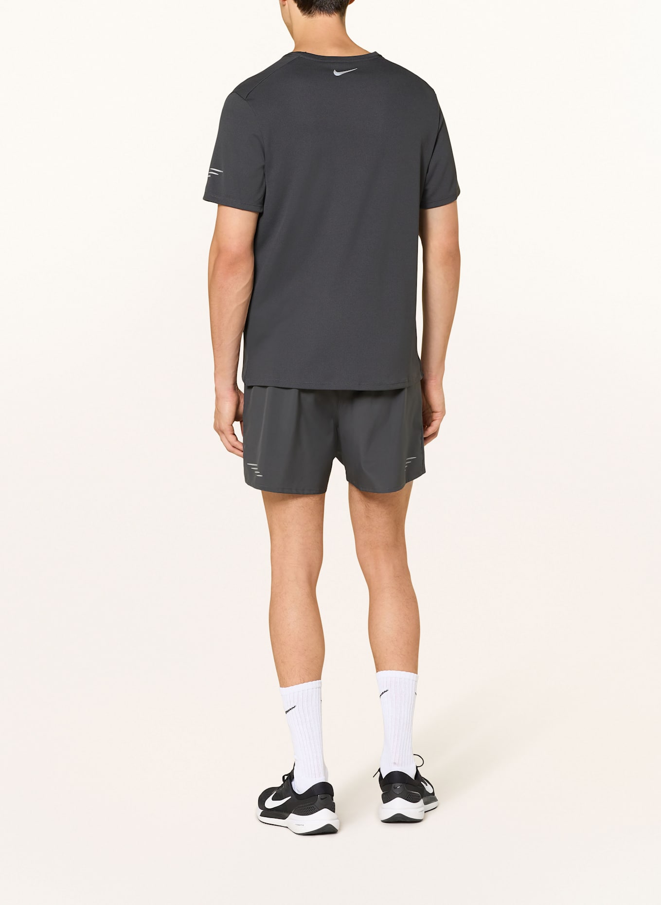 Nike Laufshirt MILER FLASH SS: DUNKELGRAU