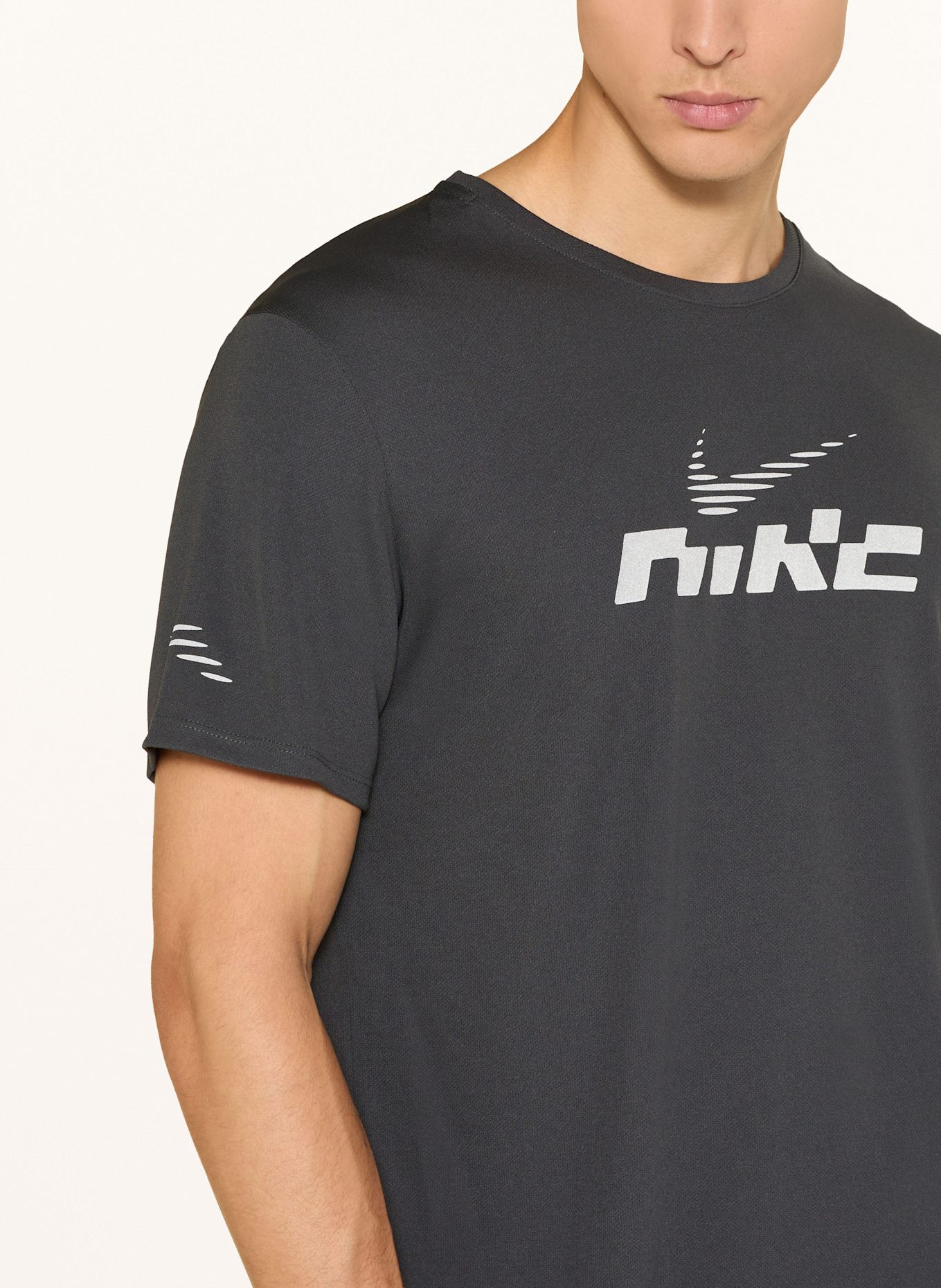 Nike Laufshirt MILER FLASH SS: DUNKELGRAU