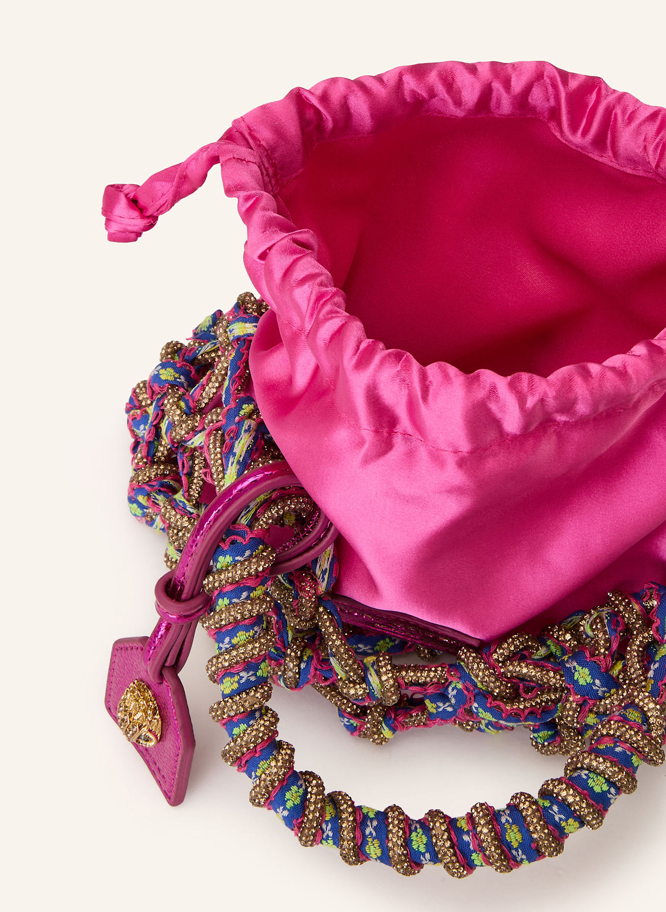 KURT GEIGER Torebka MACRAME SMALL z ozdobnymi kamykami: JASKRAWY MOCNORÓŻOWY / GRANATOWY