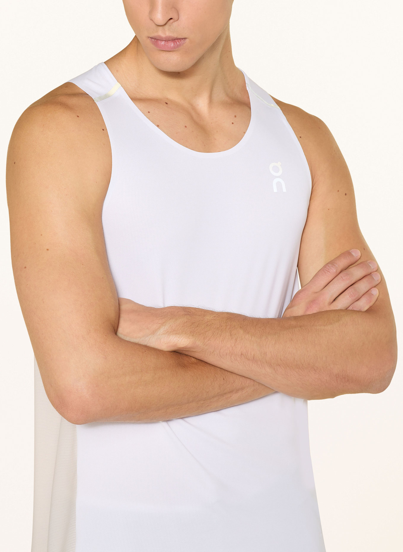 On Running top PERFORMANCE TANK: CREAM/ WHITE