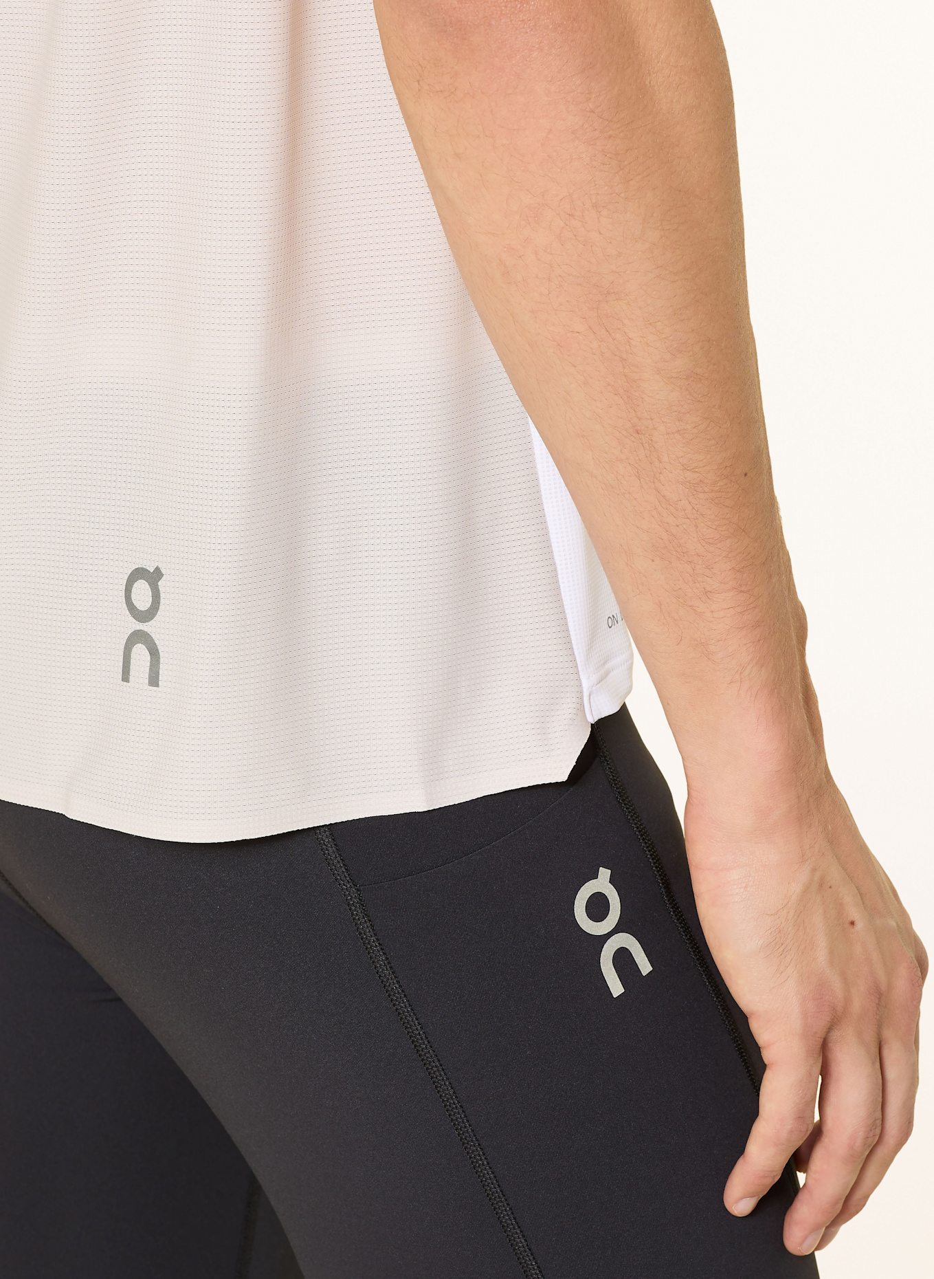 On Running top PERFORMANCE TANK: CREAM/ WHITE