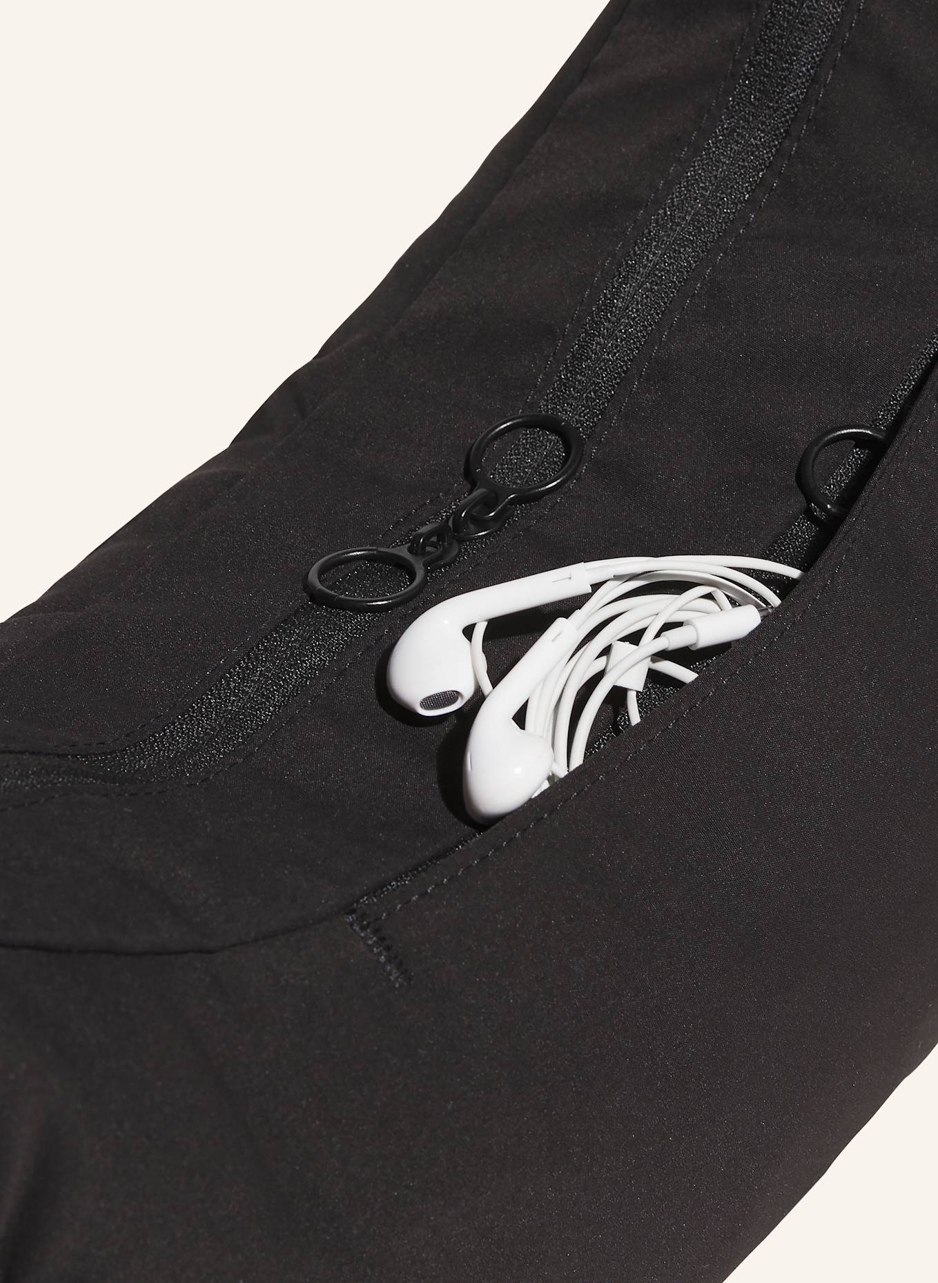 adidas Taška přes rameno MUST HAVES PUFFY: ČERNÁ