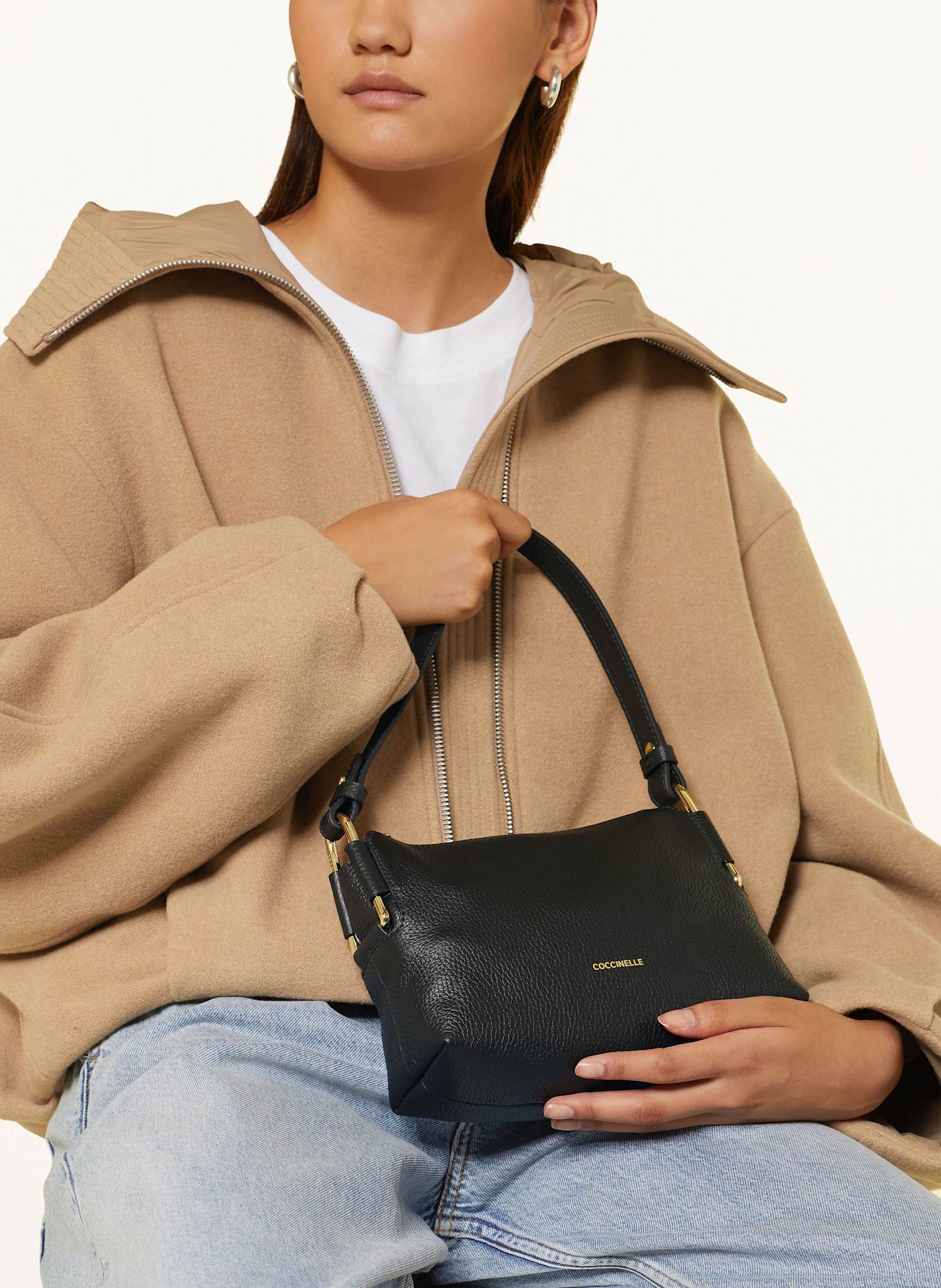 COCCINELLE Schultertasche: SCHWARZ