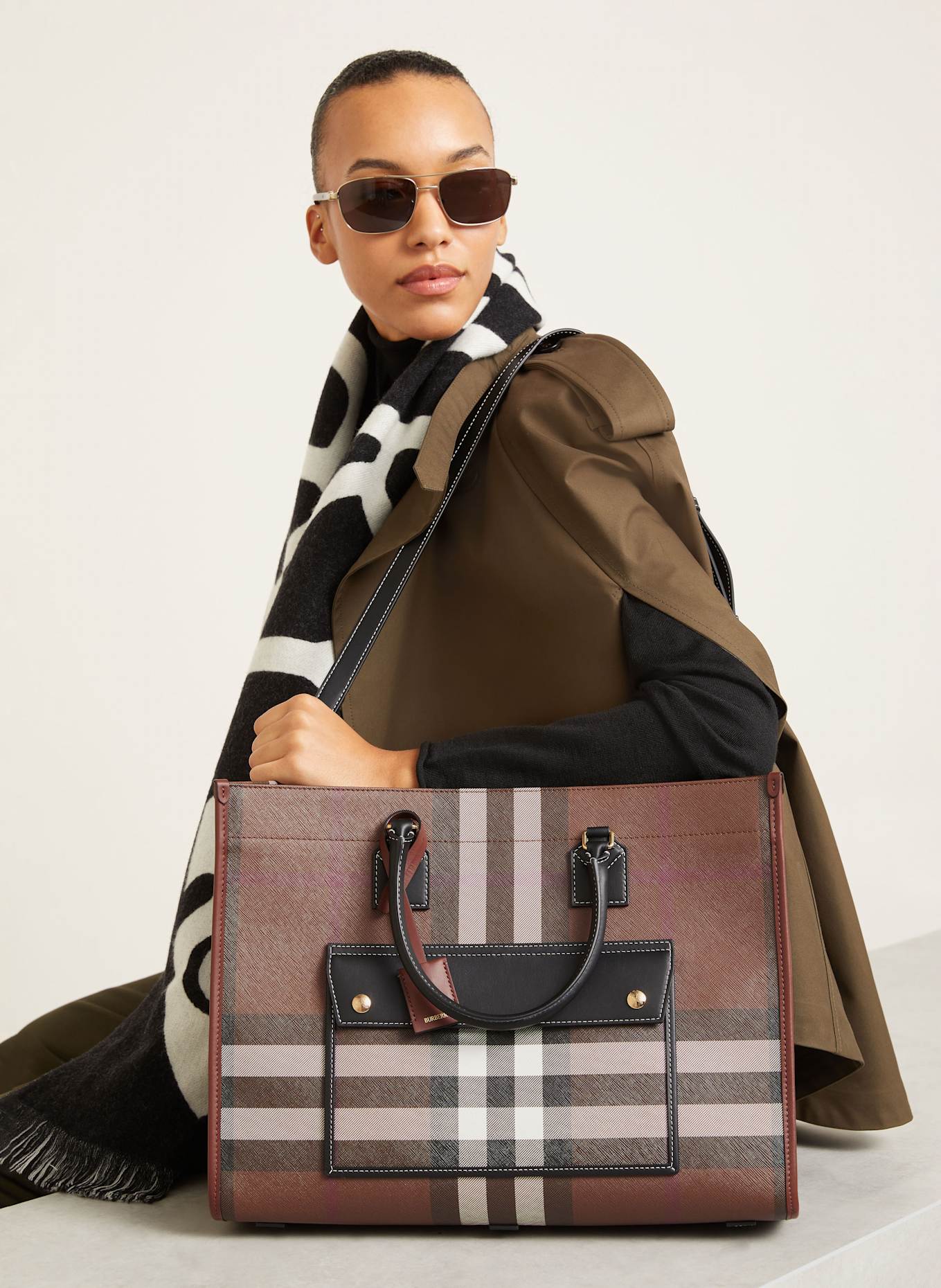 BURBERRY Shopper FREYA: BRAUN / WEISS / ROT