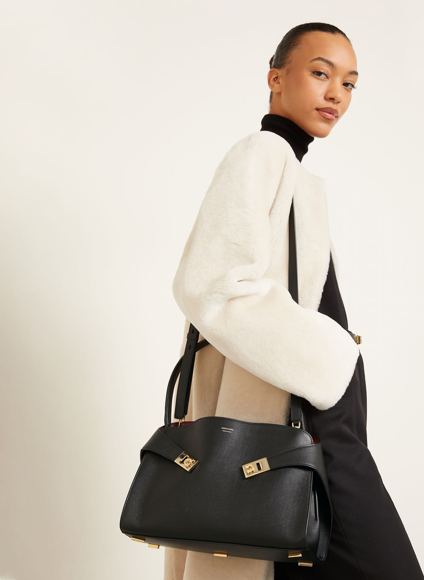 FERRAGAMO Torebka HUG: CZARNY