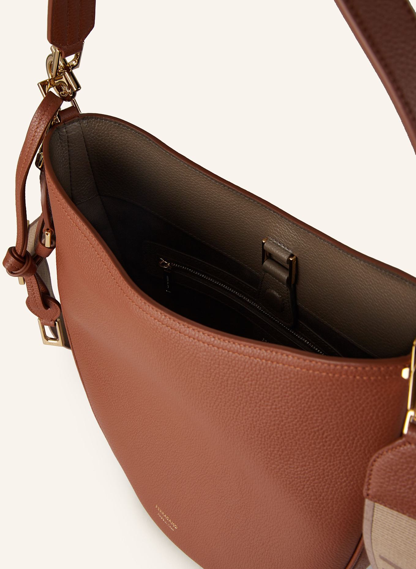 FERRAGAMO Torba worek SMILE MEDIUM: KONIAKOWY