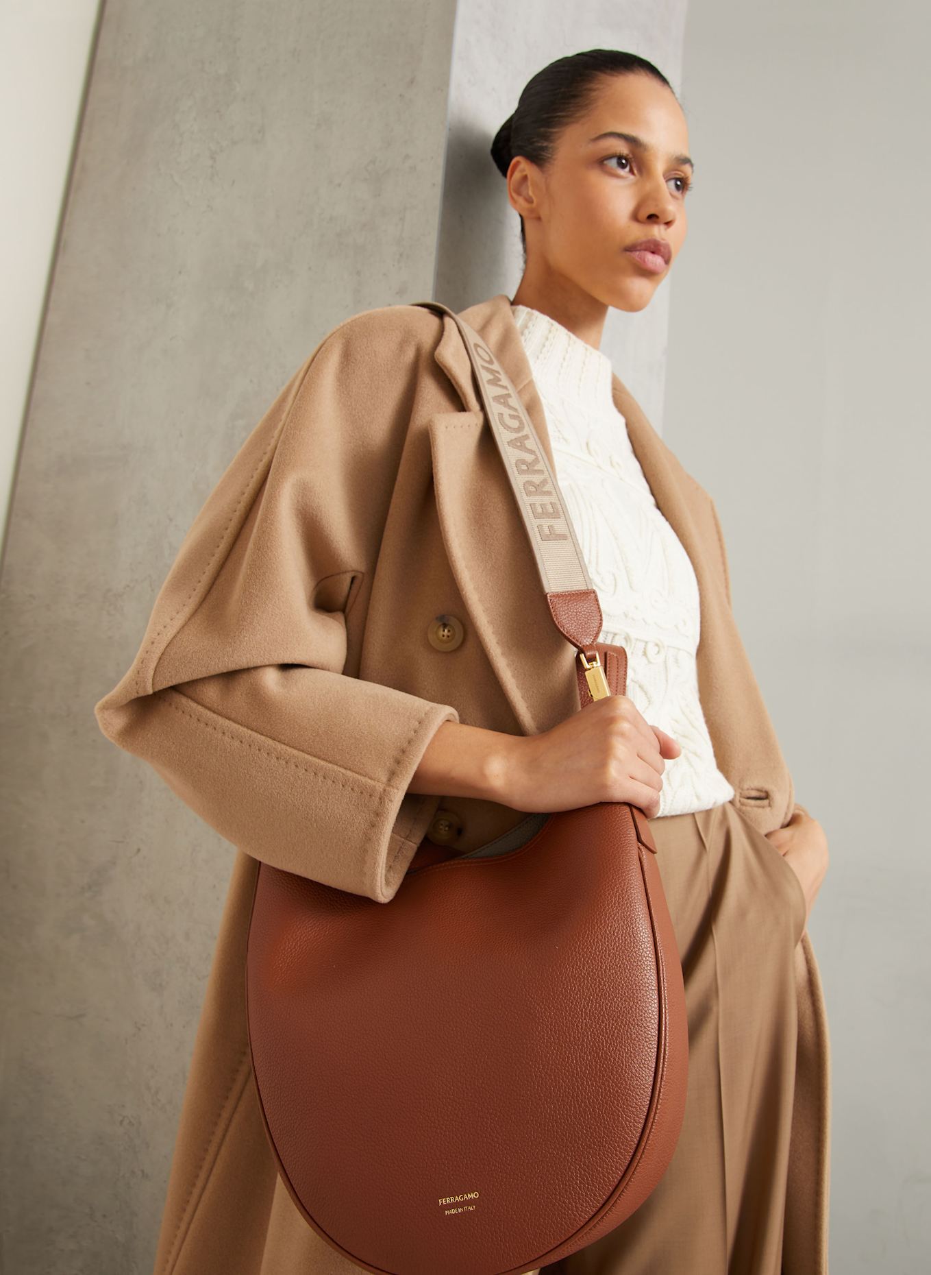 FERRAGAMO Torba worek SMILE MEDIUM: KONIAKOWY