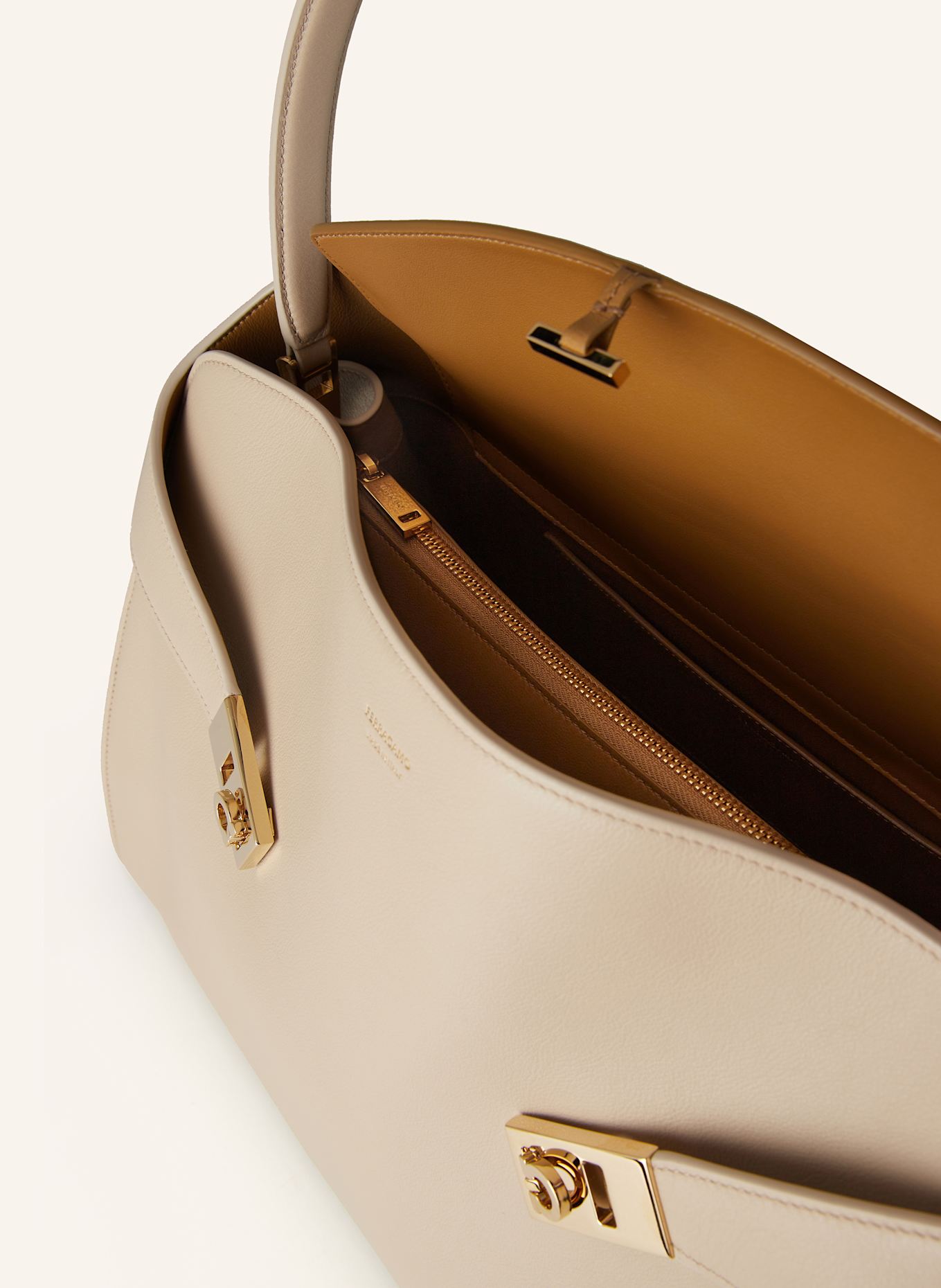 FERRAGAMO Handtasche HUG SOFT: CREME