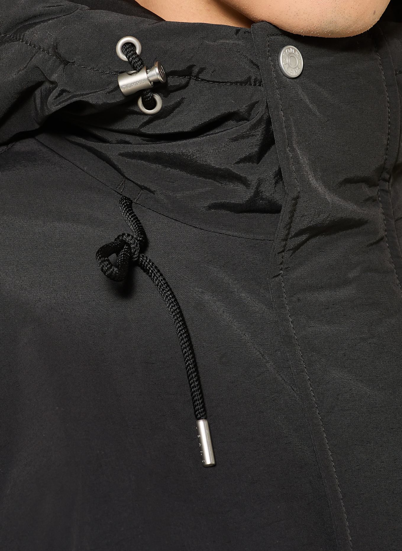 TOMMY JEANS Jacke: SCHWARZ