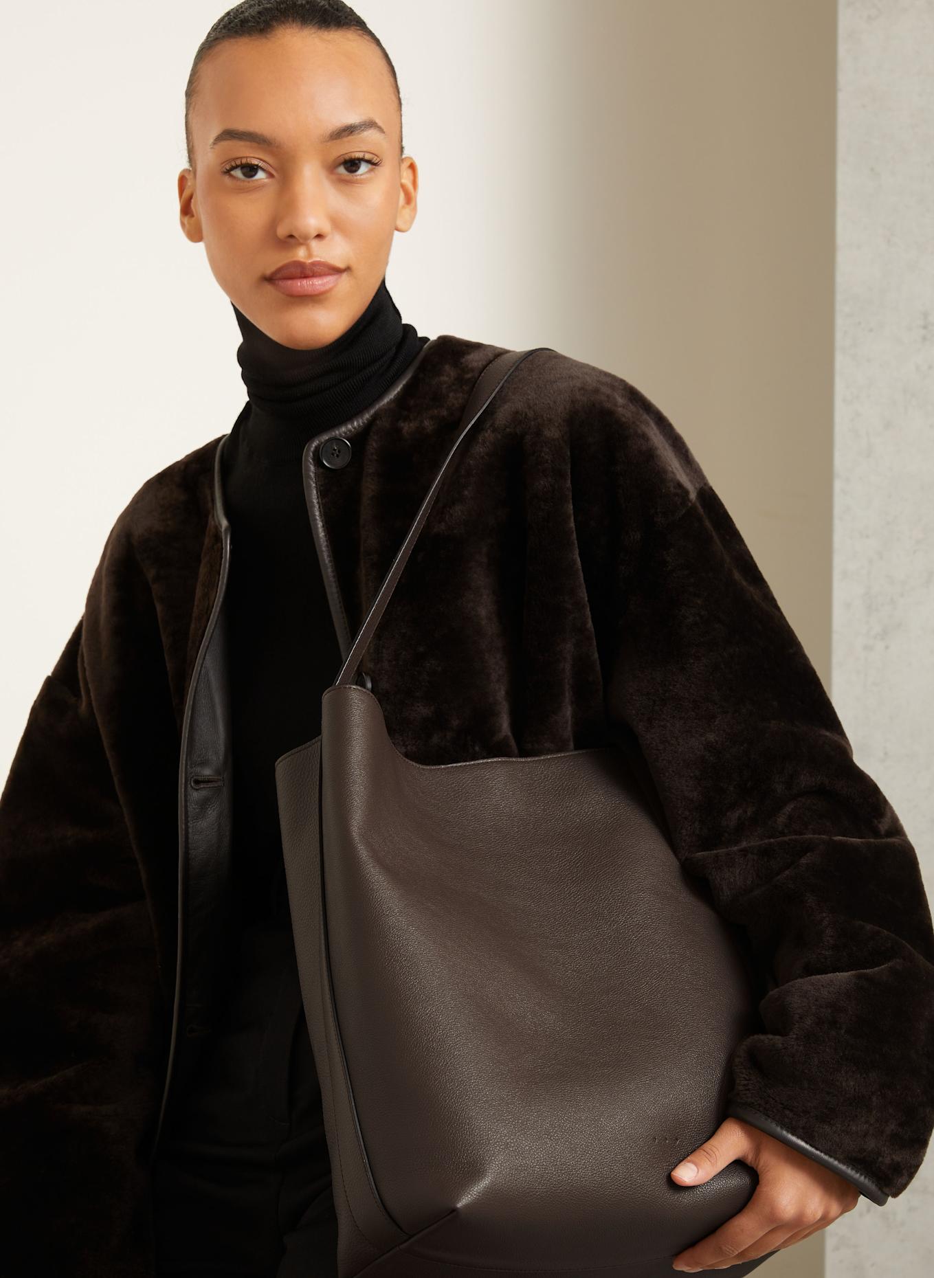 AESTHER EKME Kabelka přes rameno SAC SUPPLE: TMAVĚ HNĚDÁ