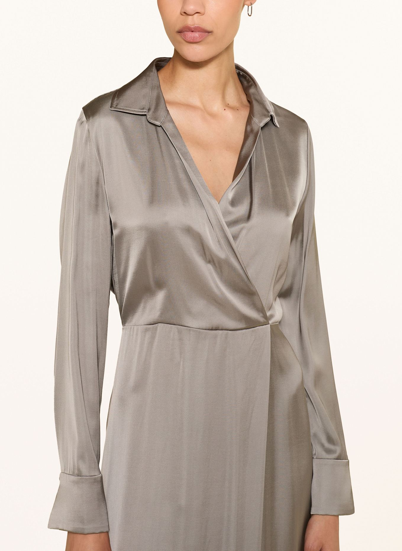 MARC CAIN Satinkleid in Wickeloptik: 836 soft charcoal