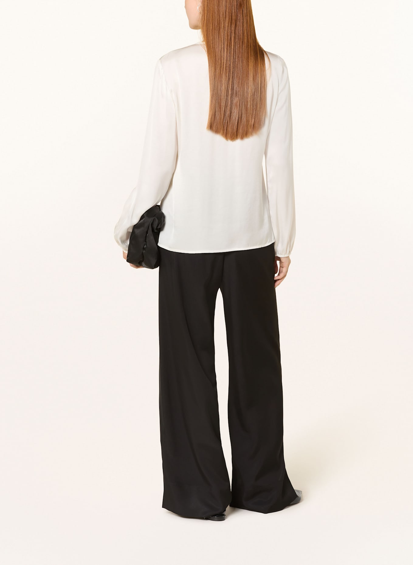 comma Blusenshirt SONJA aus Satin mit Rüschen: WEISS