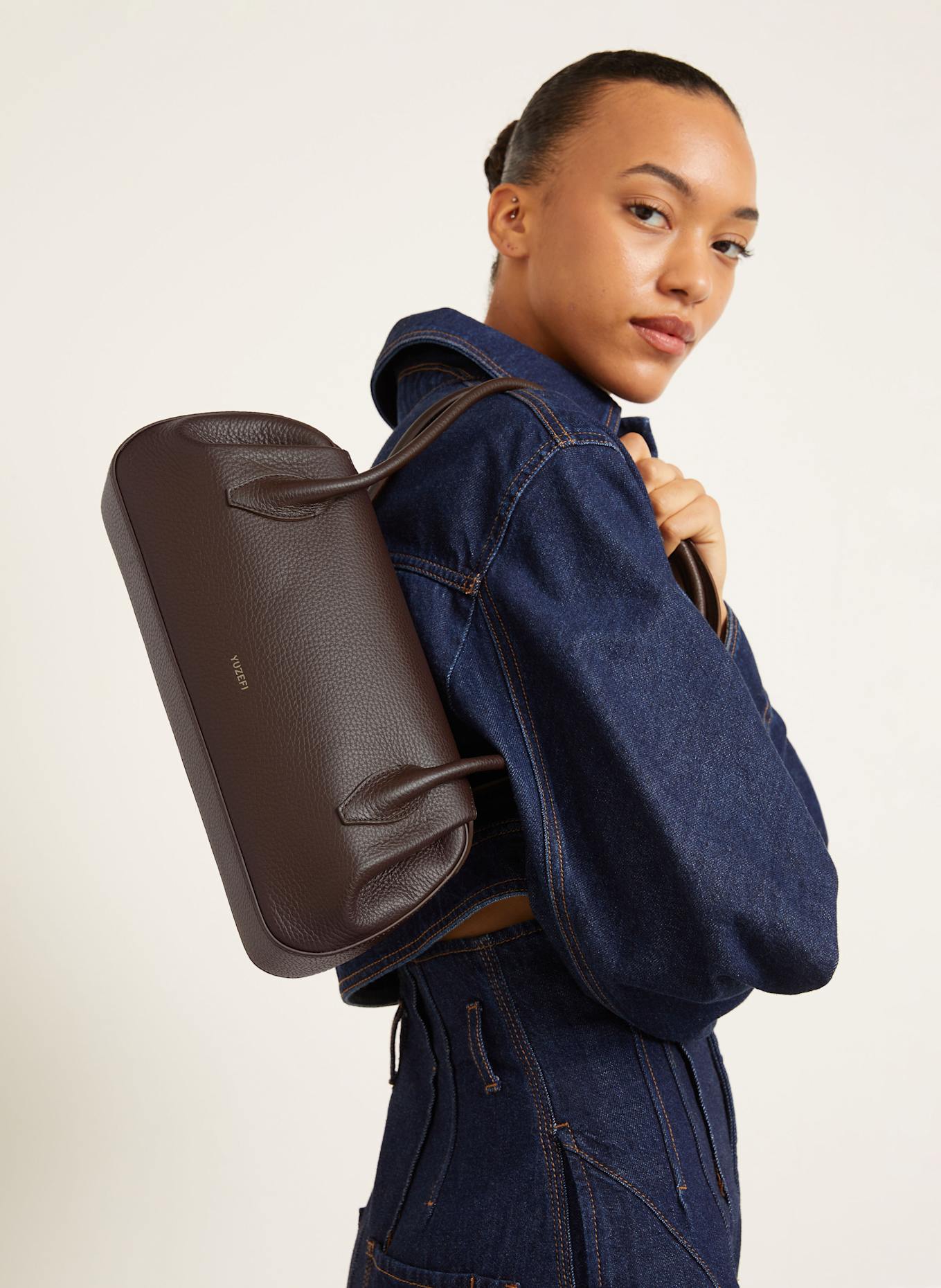 YUZEFI Schultertasche OYSTER: DUNKELBRAUN