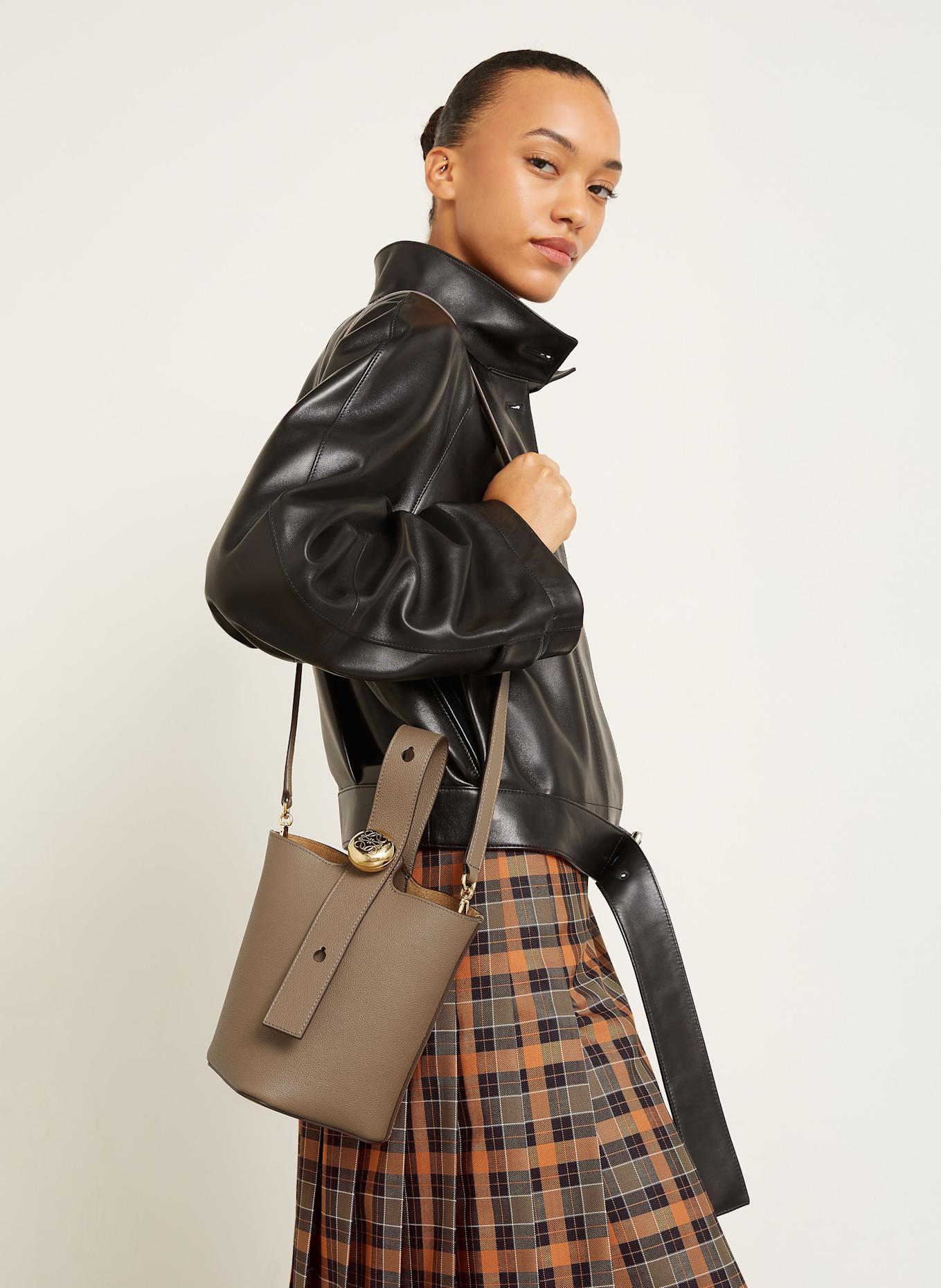 LOEWE Handtasche PEBBLE: TAUPE