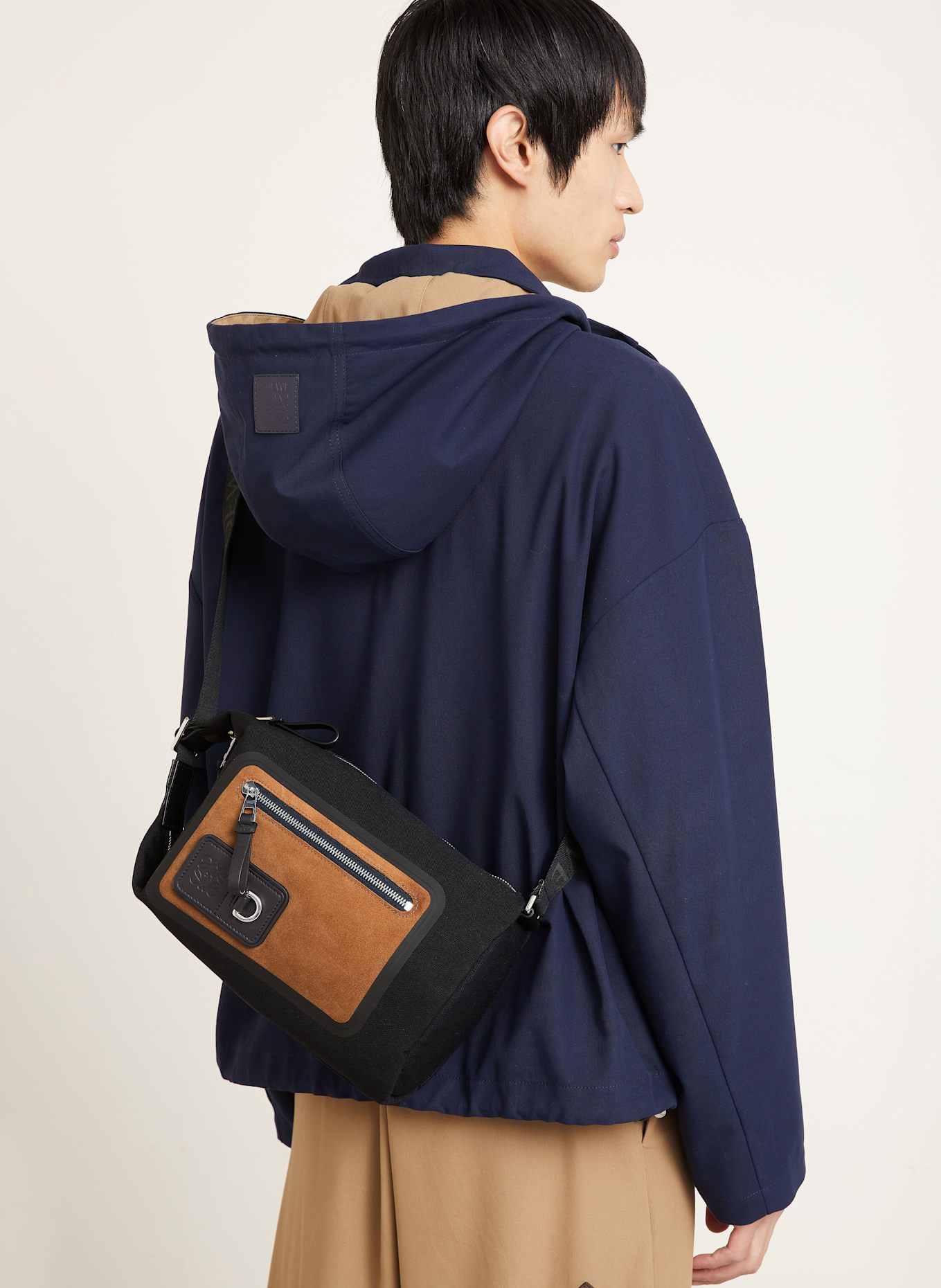 LOEWE Umhängetasche FLEX LOOP SMALL: SCHWARZ / COGNAC