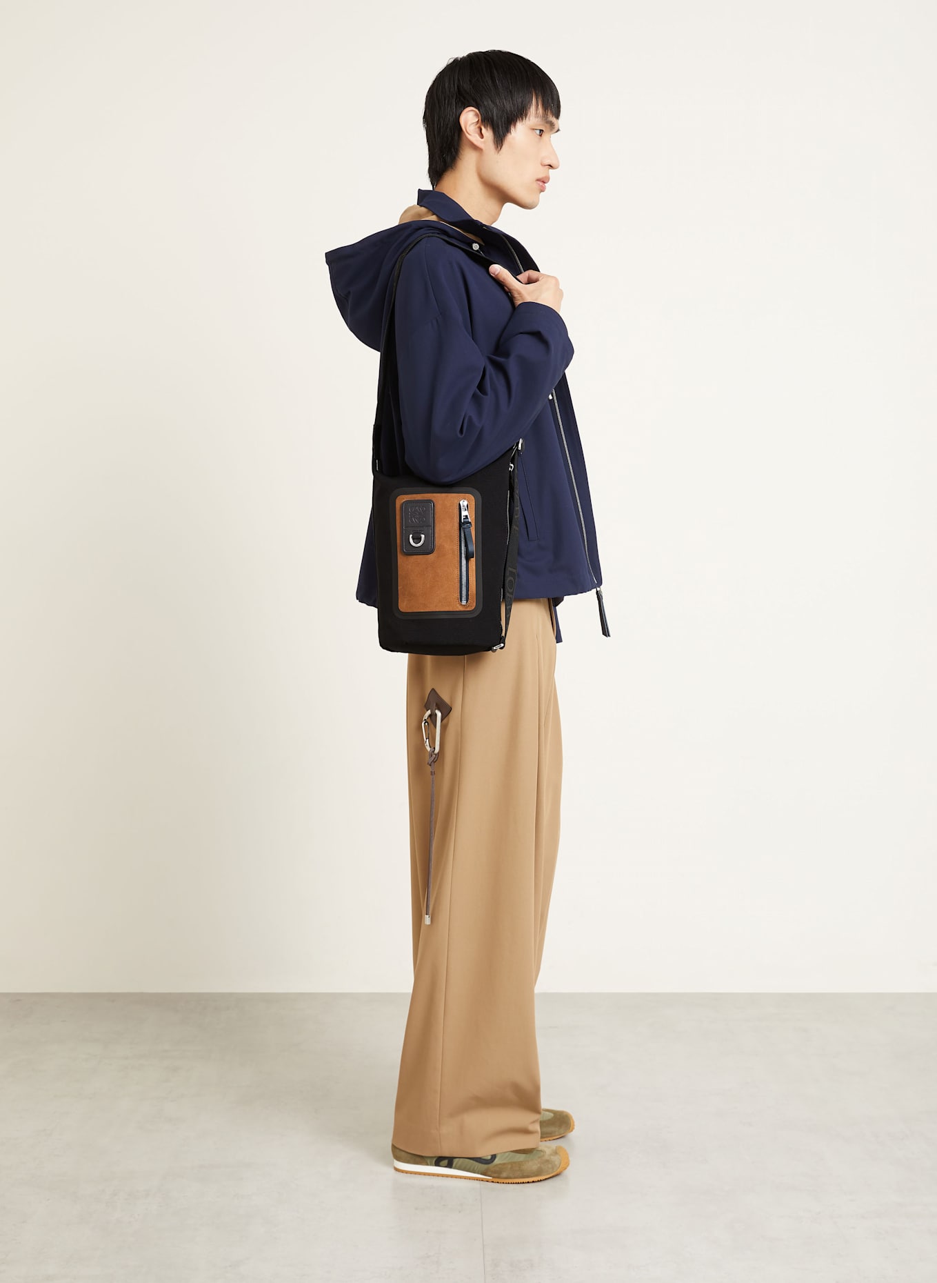 LOEWE Umhängetasche FLEX LOOP SMALL: SCHWARZ / COGNAC