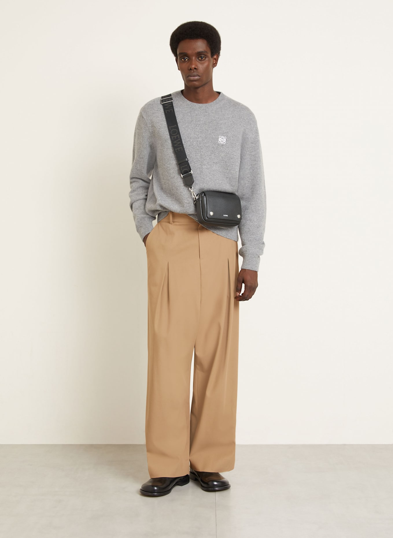 LOEWE Umhängetasche PEBBLE: SCHWARZ