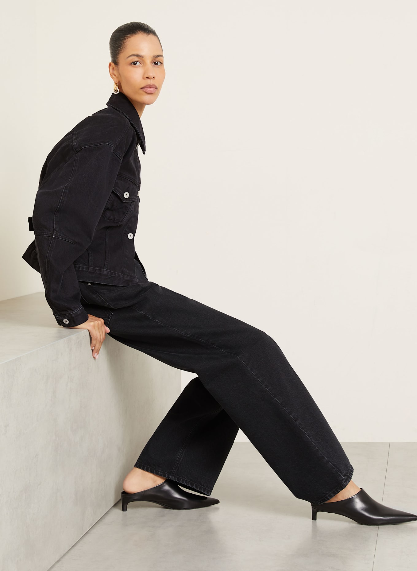デニム・ジーパン JACQUEMUS Woman Jeans Black PAW00609AD00039 990 JACQUEMUS - Le De Nimes High Rise Denim Wide Jeans Jacquemus