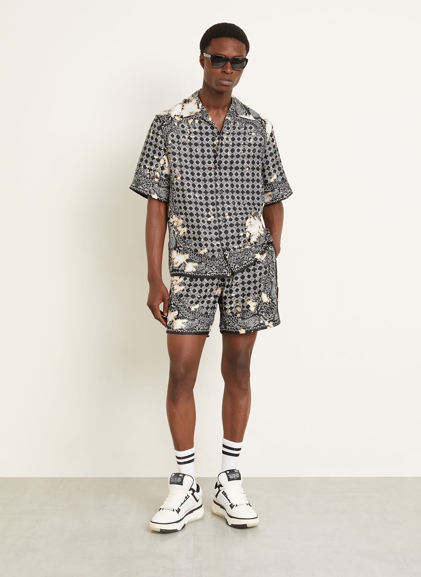 AMIRI Seidenshorts: SCHWARZ / WEISS / BEIGE