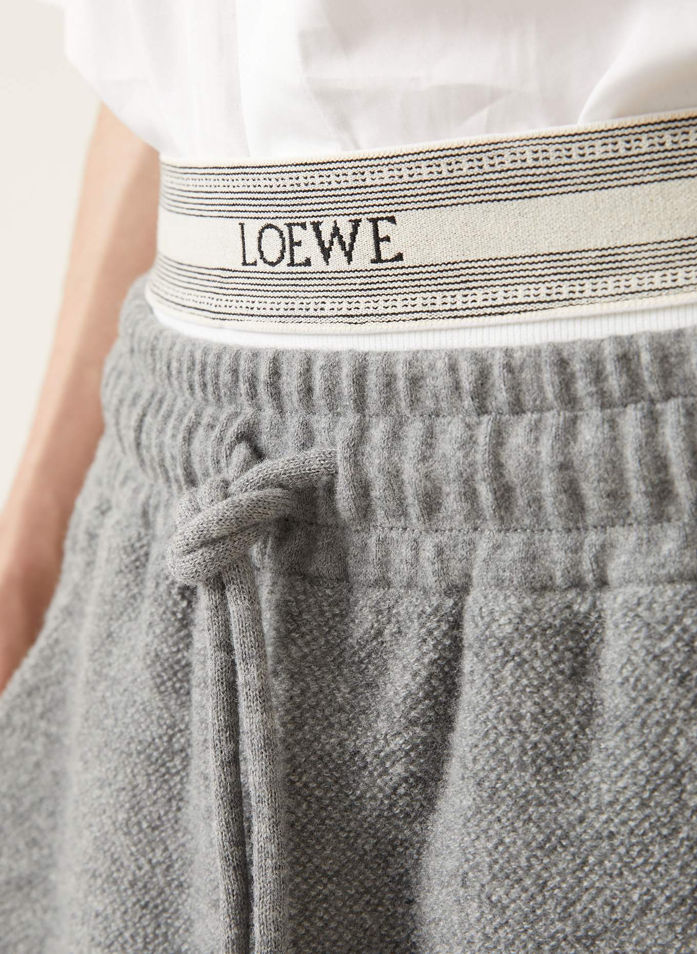 LOEWE Strickshorts: GRAU / WEISS
