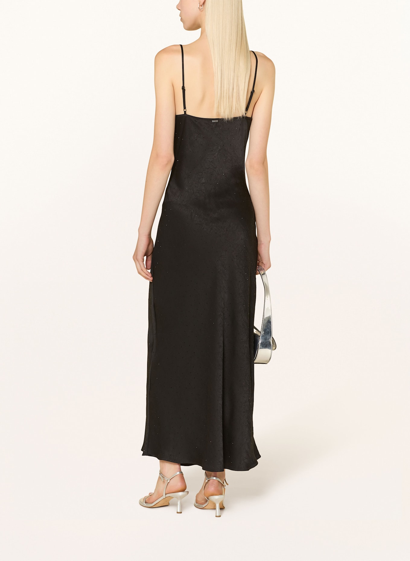 GUESS Satinkleid NEW AKILINA mit Schmucksteinen: SCHWARZ