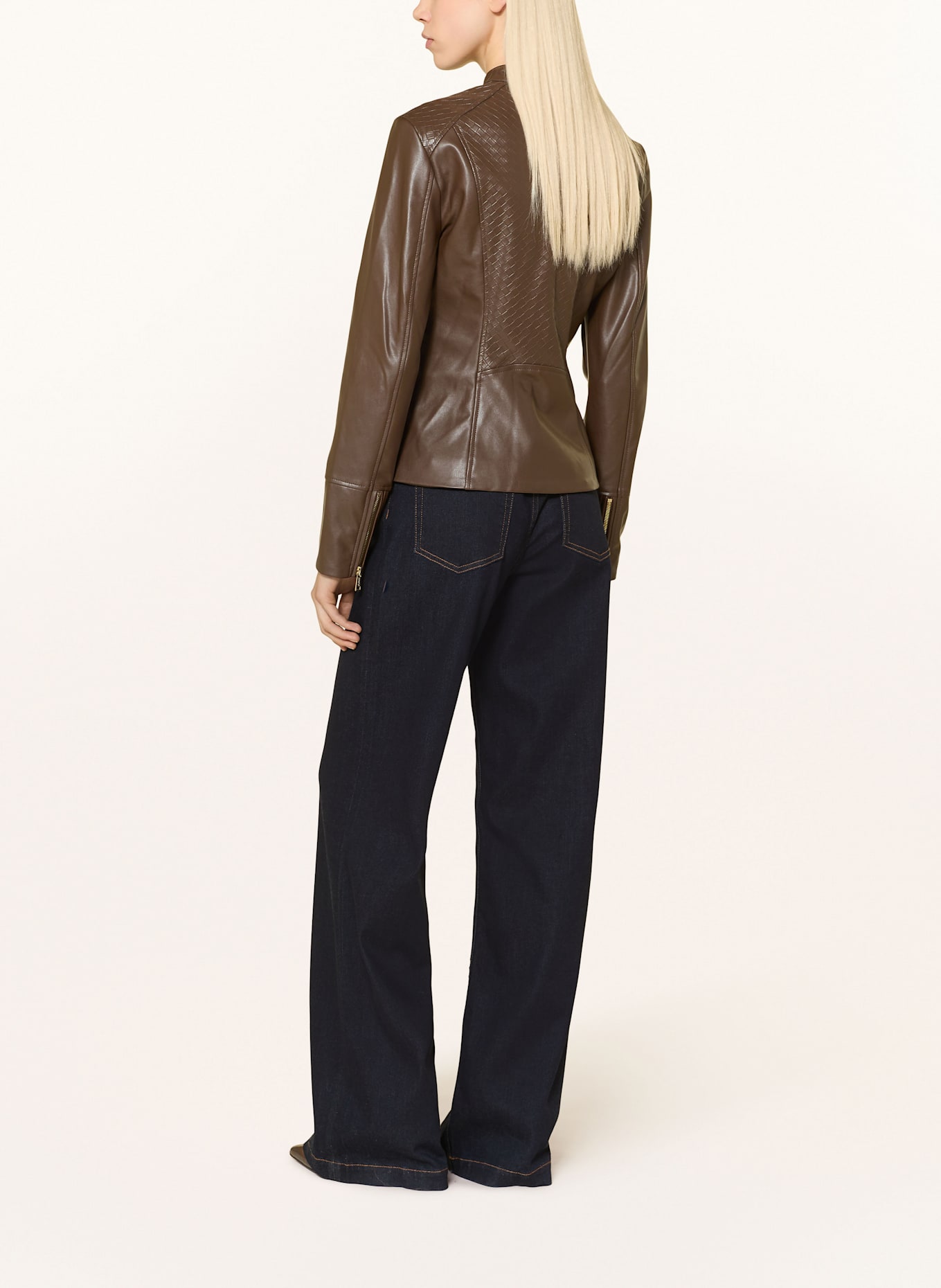 GUESS Bunda křivák CLAUDINE v koženém vzhledu: TMAVĚ HNĚDÁ