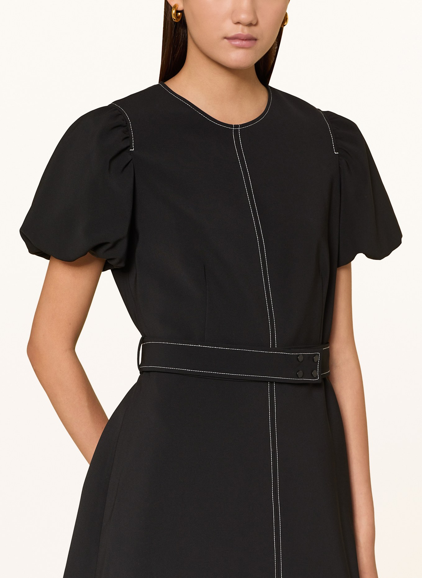 CLAUDIE PIERLOT Etuikleid mit Volants: SCHWARZ