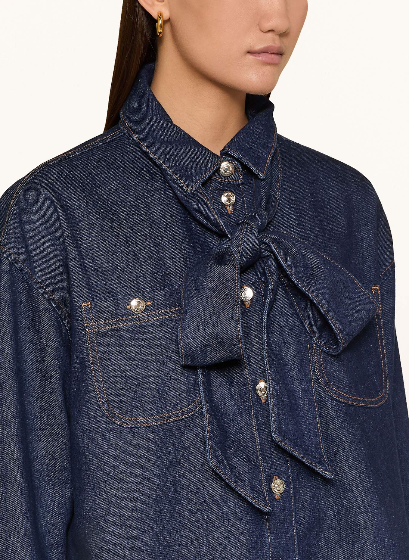 maje Jeansbluse mit abnehmbarer Schluppe: BLAU