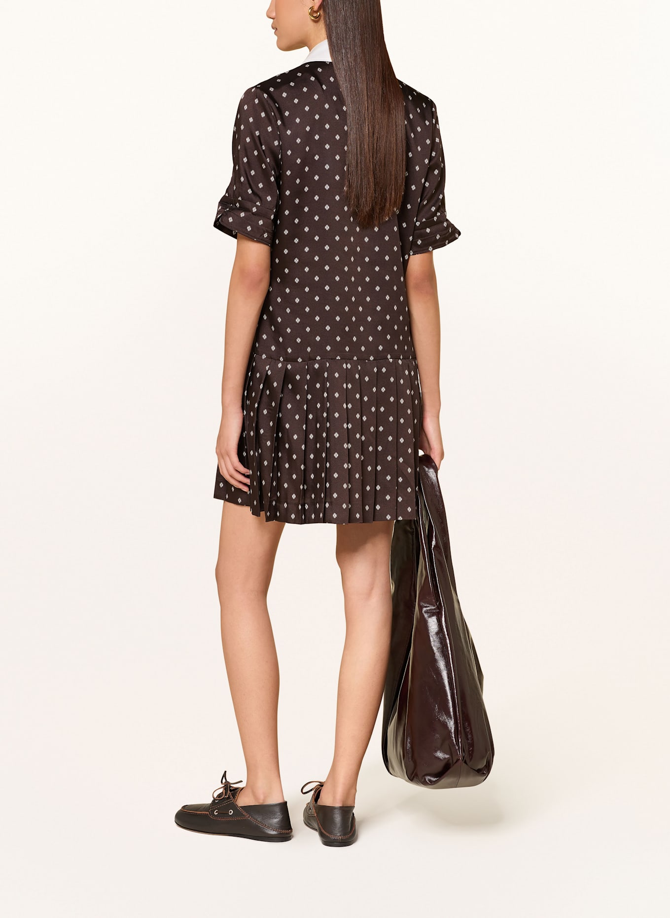 SANDRO Hemdblusenkleid aus Satin mit abnehmbarer Schluppe: BRAUN / WEISS